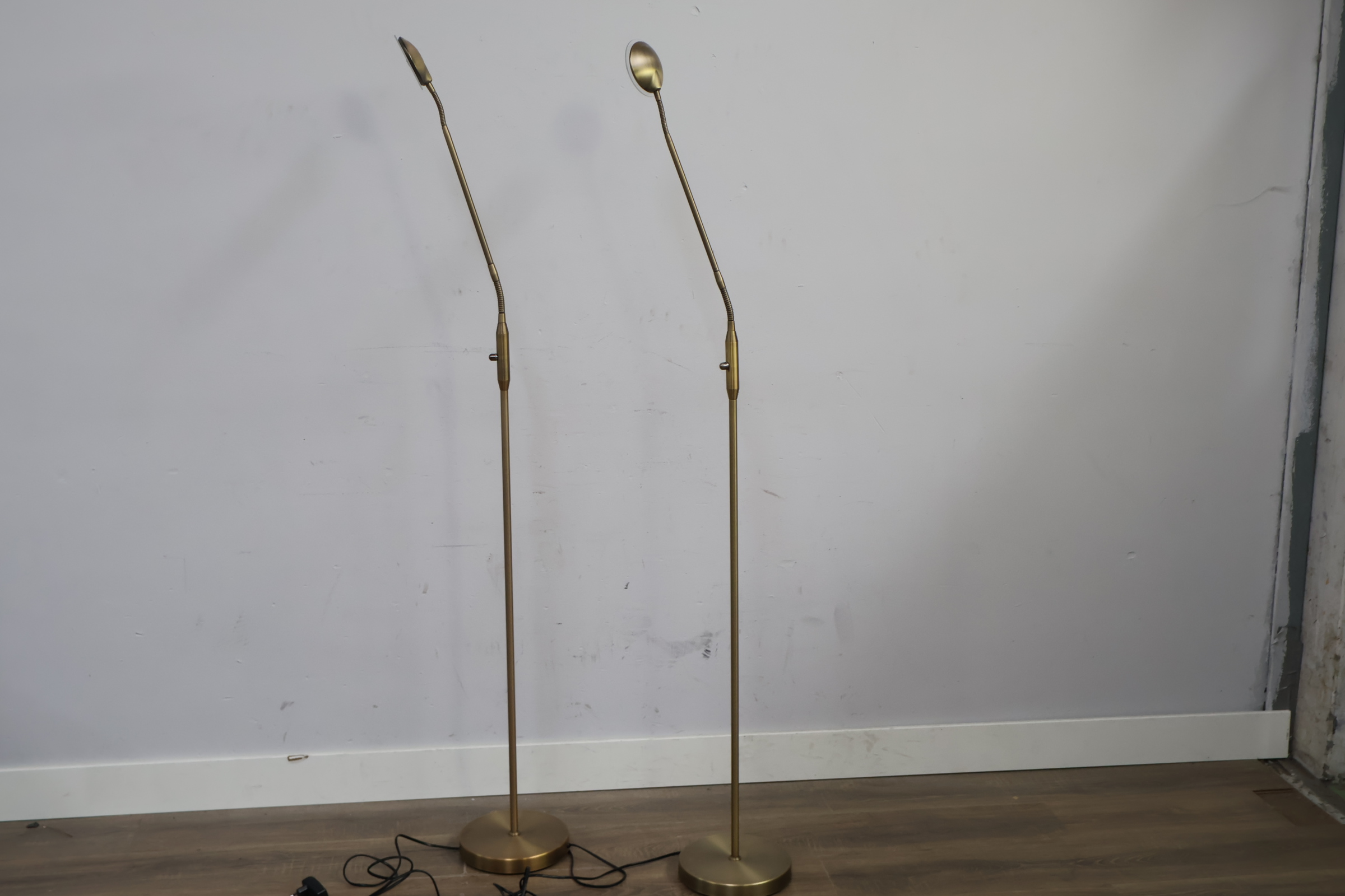 Set van twee vloerlampen met verstelbare lampkop'' – foto 8 – kavel bij GSD Auctions, Zoeterwoude