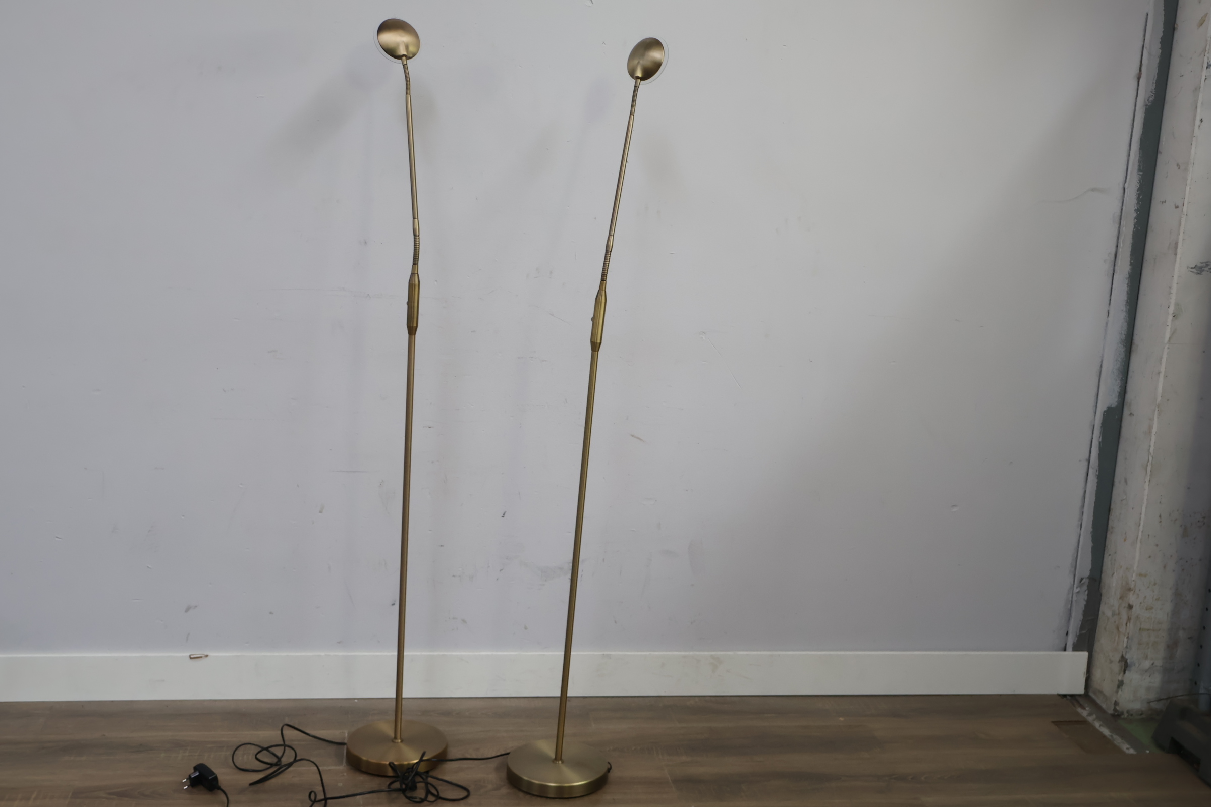 Set van twee vloerlampen met verstelbare lampkop'' – foto 9 – kavel bij GSD Auctions, Zoeterwoude