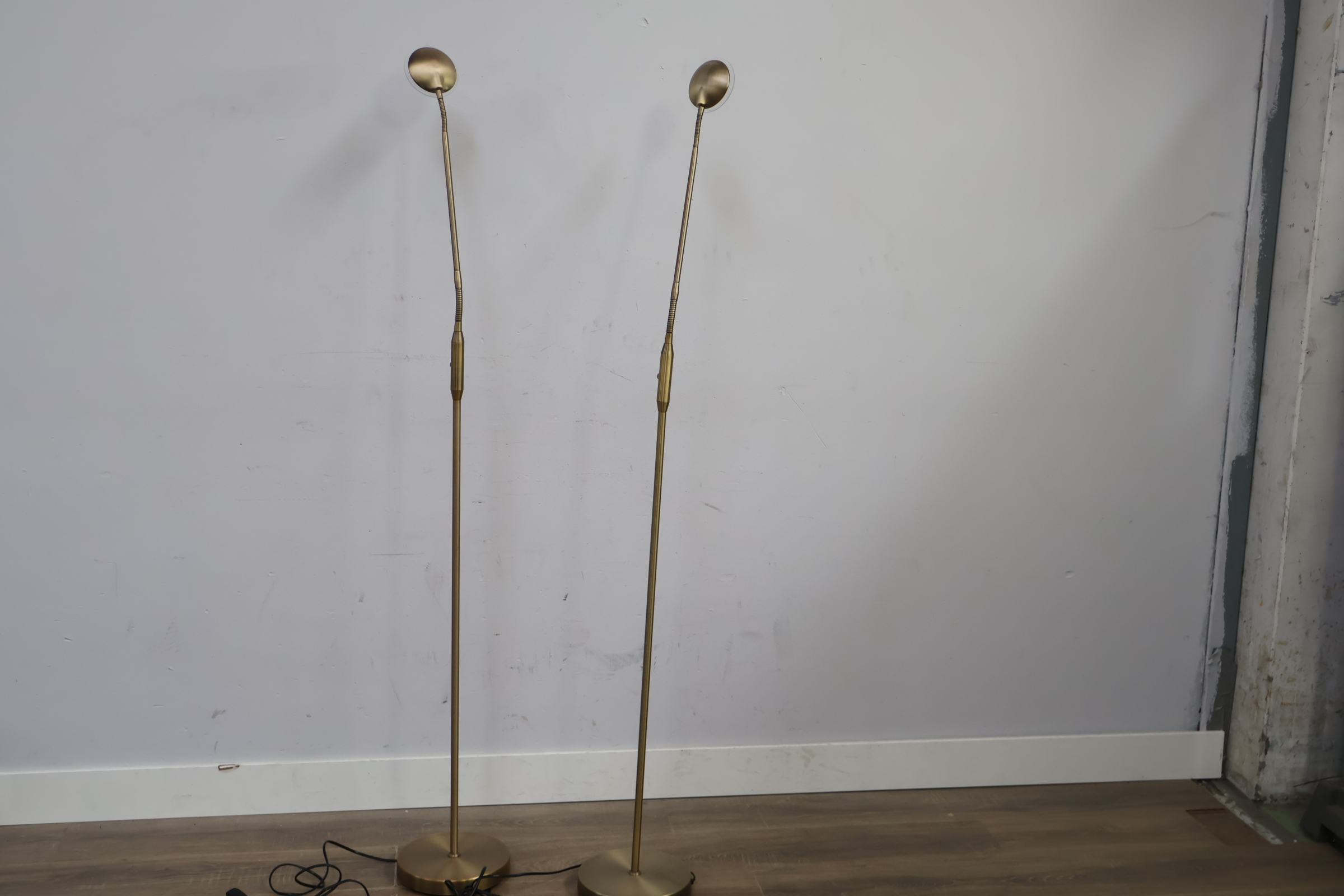 Set van twee vloerlampen met verstelbare lampkop'' – foto 10 – kavel bij GSD Auctions, Zoeterwoude