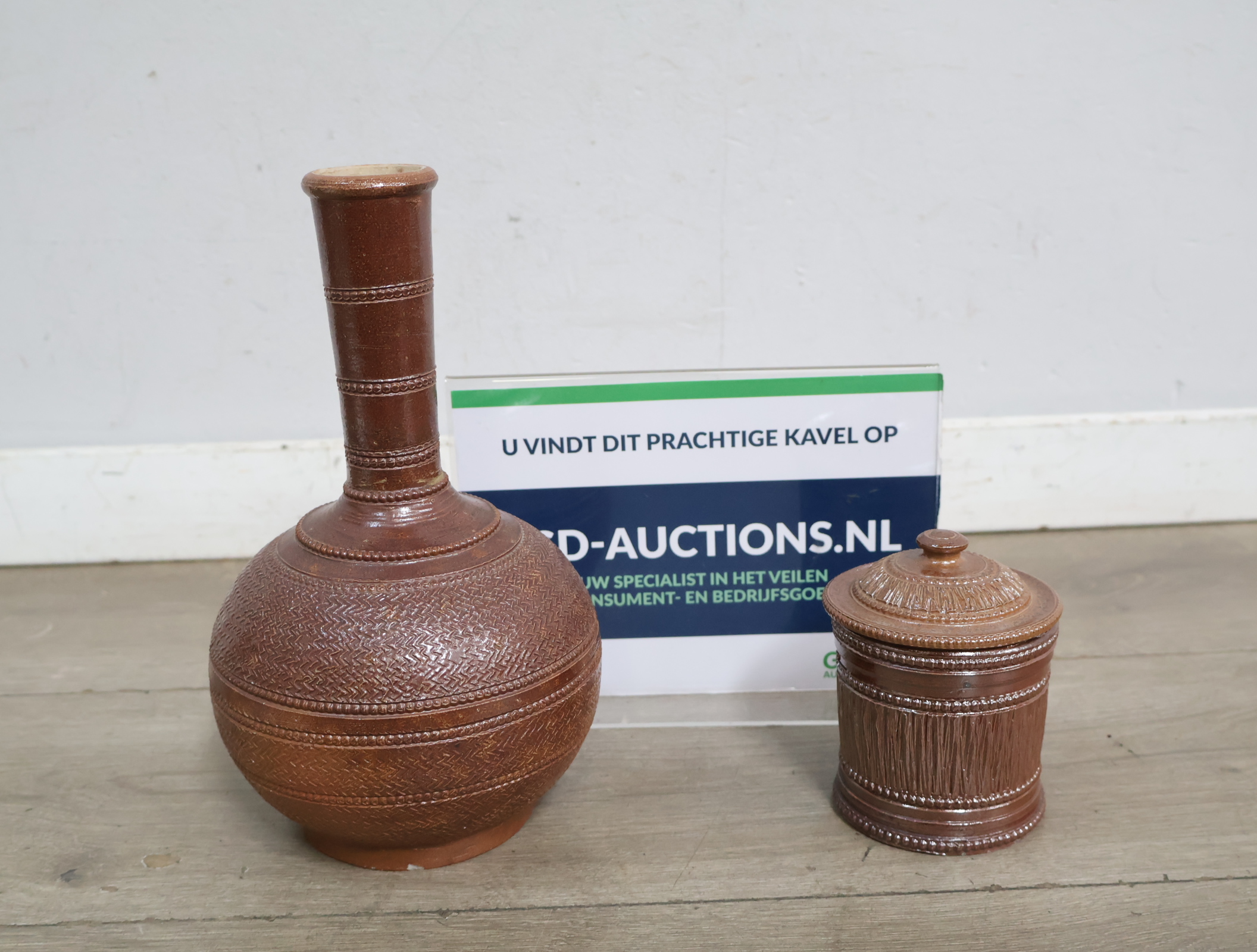 Aardewerk vaas en potje met deksel'' – kavel bij GSD Auctions, Zoeterwoude