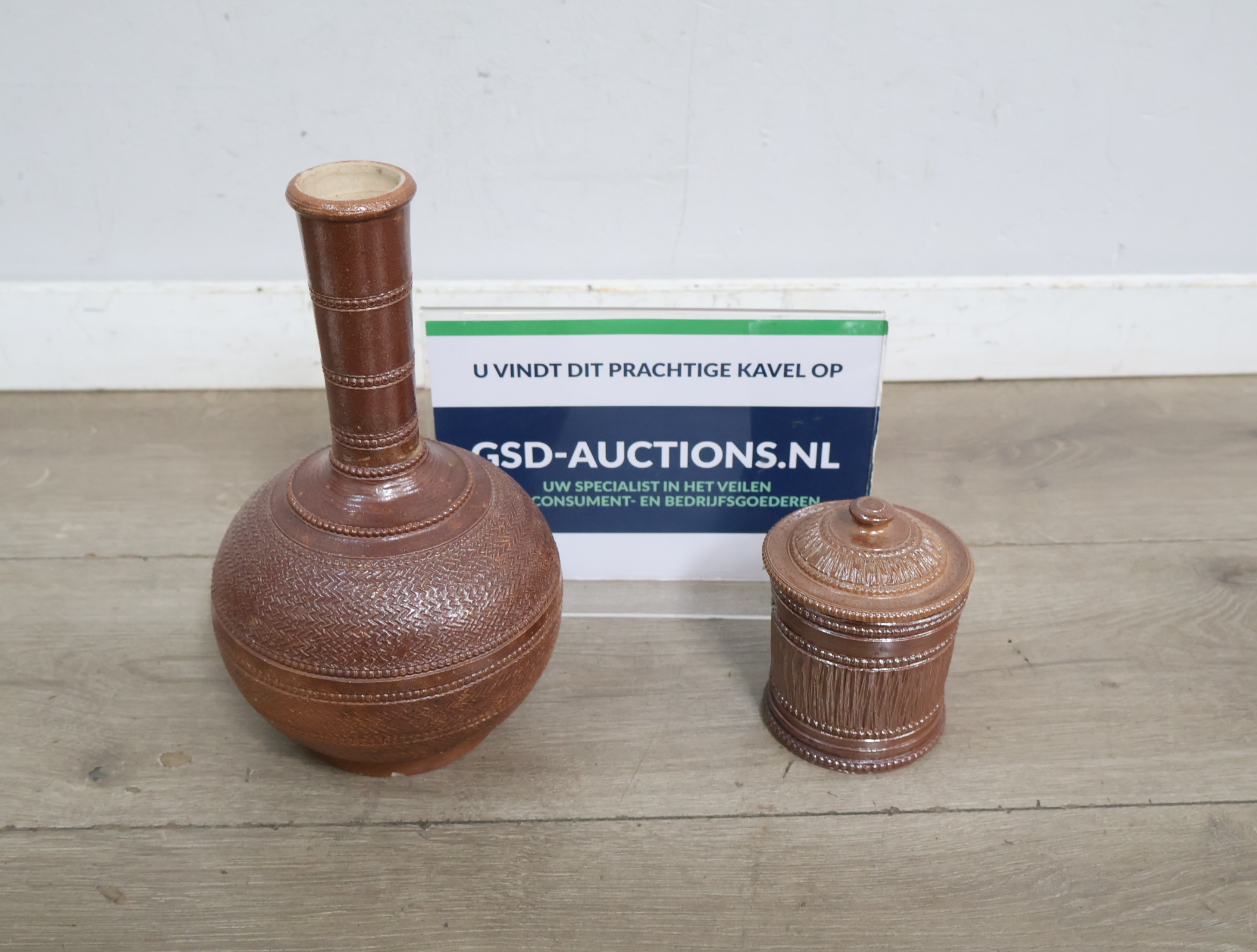 Aardewerk vaas en potje met deksel'' – foto 2 – kavel bij GSD Auctions, Zoeterwoude