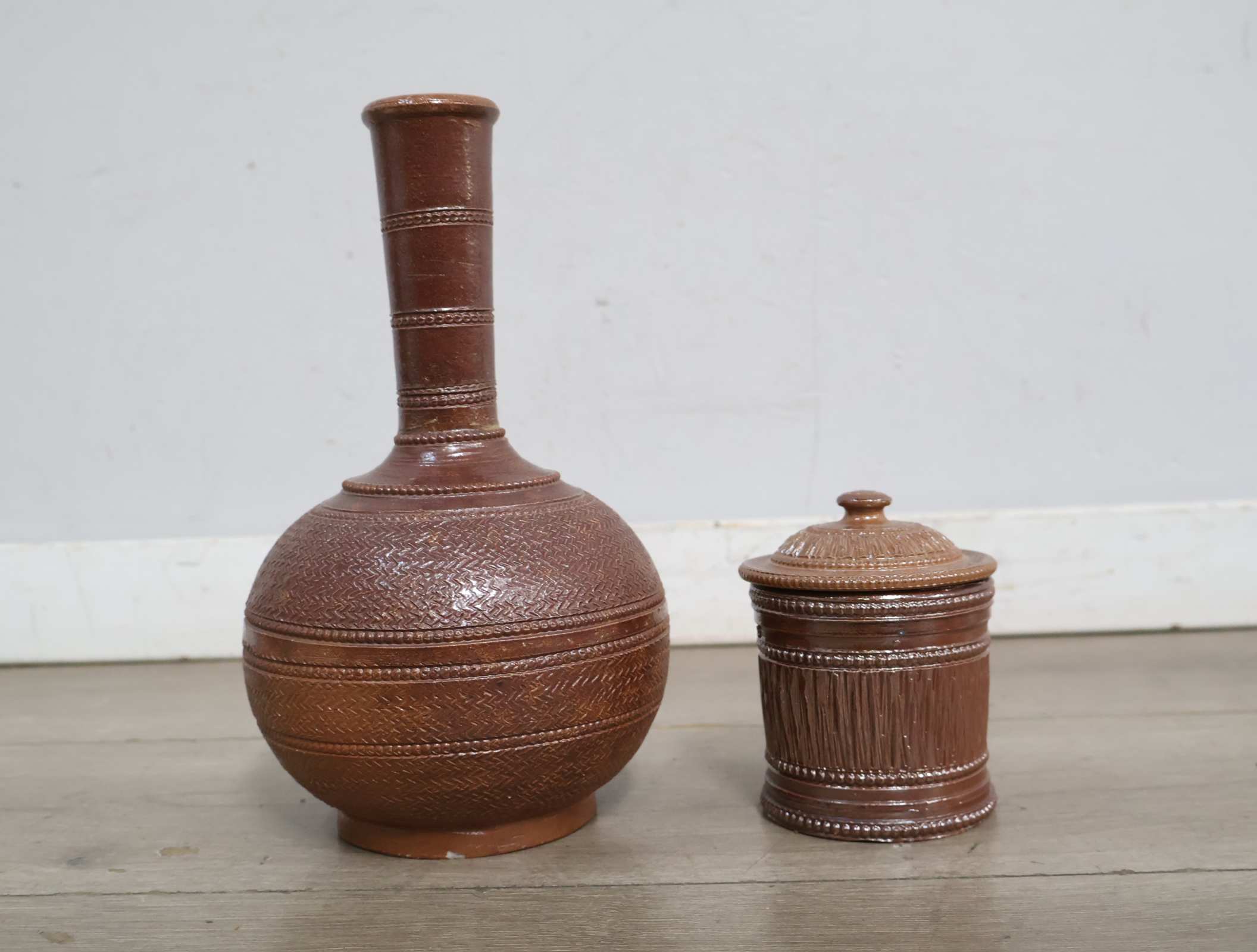 Aardewerk vaas en potje met deksel'' – foto 3 – kavel bij GSD Auctions, Zoeterwoude