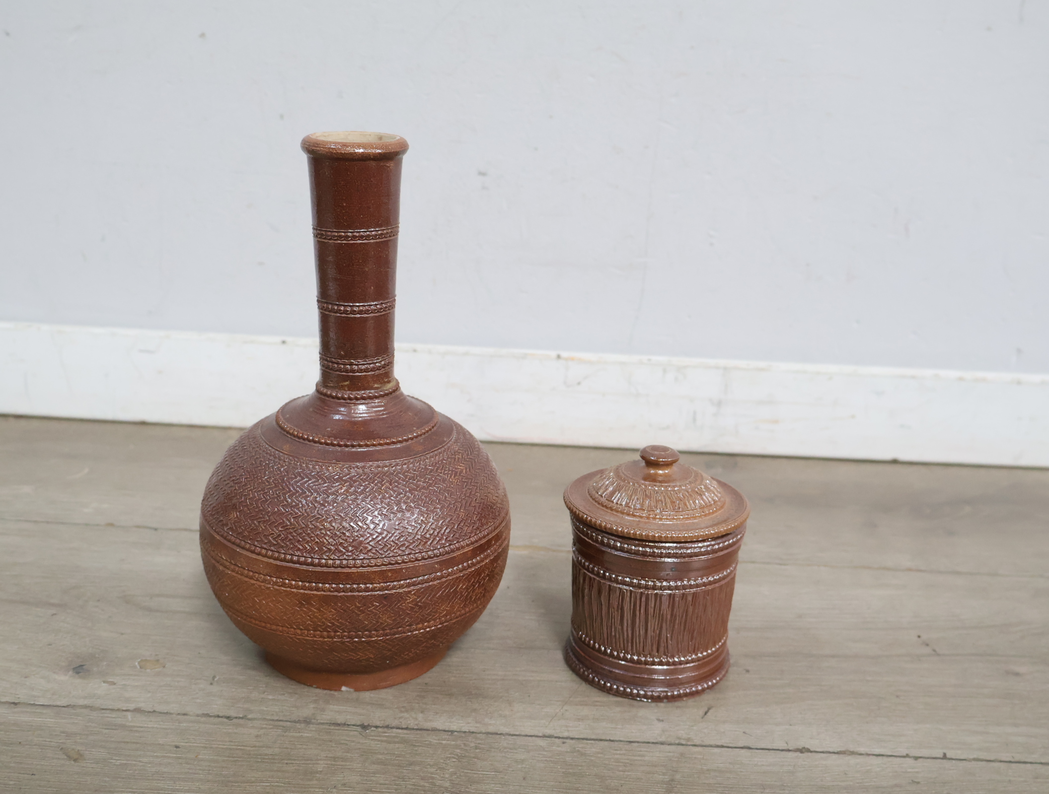 Aardewerk vaas en potje met deksel'' – foto 4 – kavel bij GSD Auctions, Zoeterwoude