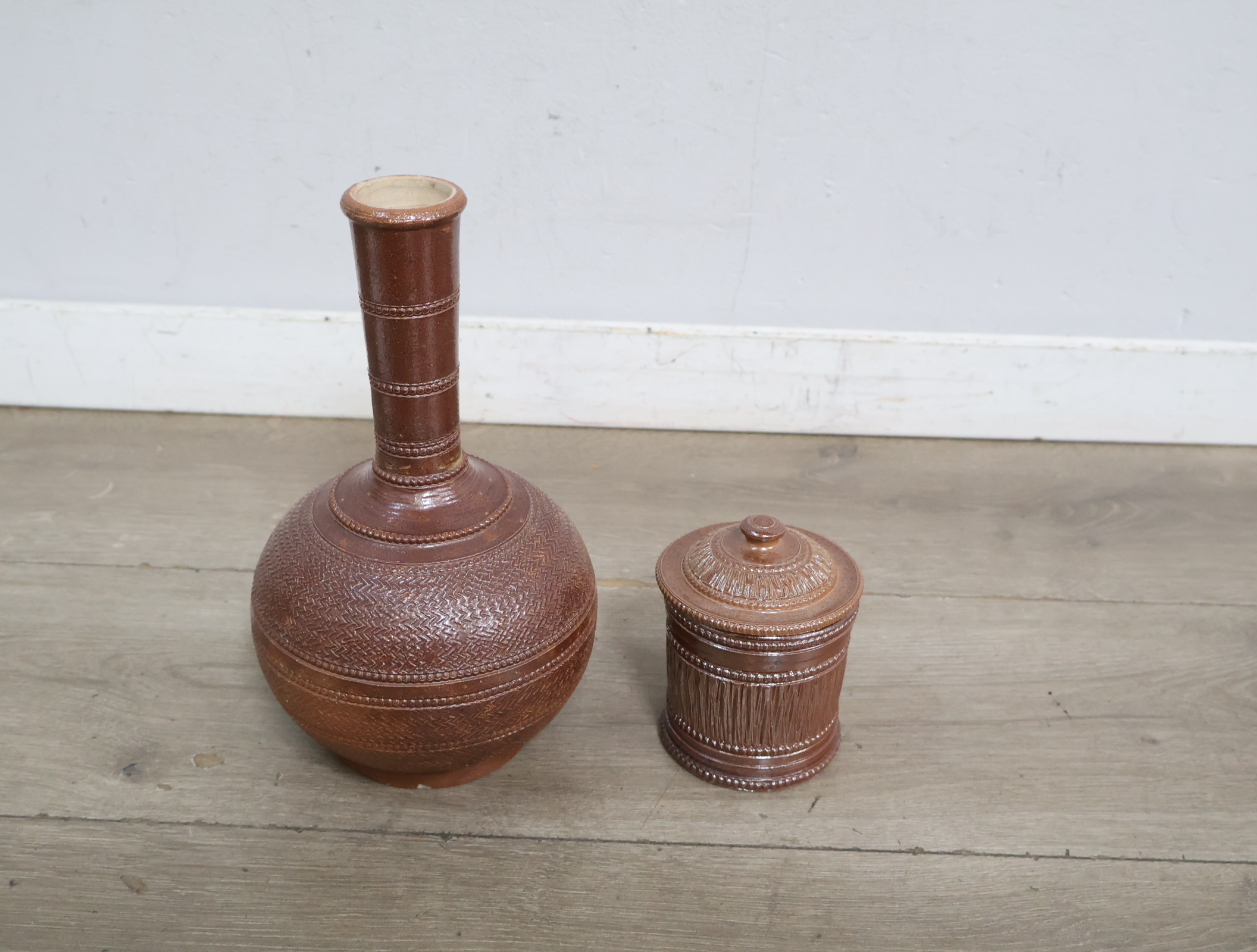 Aardewerk vaas en potje met deksel'' – foto 5 – kavel bij GSD Auctions, Zoeterwoude