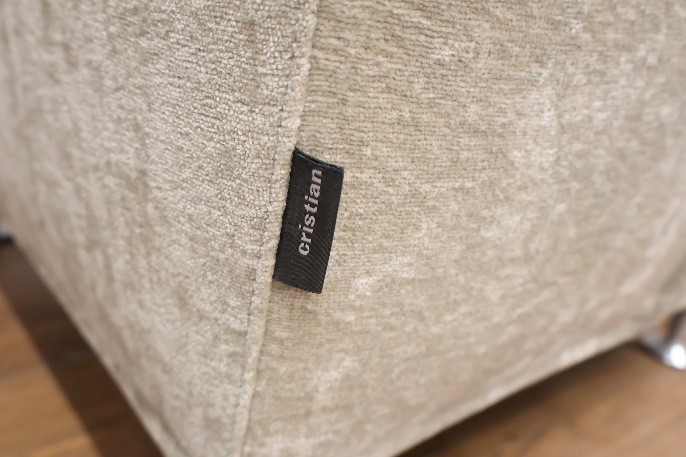 Cristian - Beige stoffen fauteuil'' – foto 7 – kavel bij GSD Auctions, Zoeterwoude