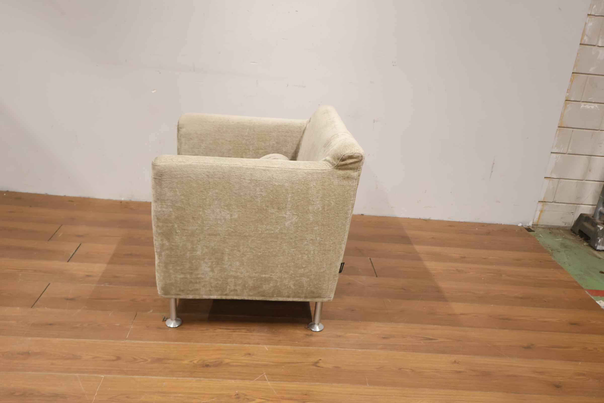 Cristian - Beige stoffen fauteuil'' – foto 8 – kavel bij GSD Auctions, Zoeterwoude