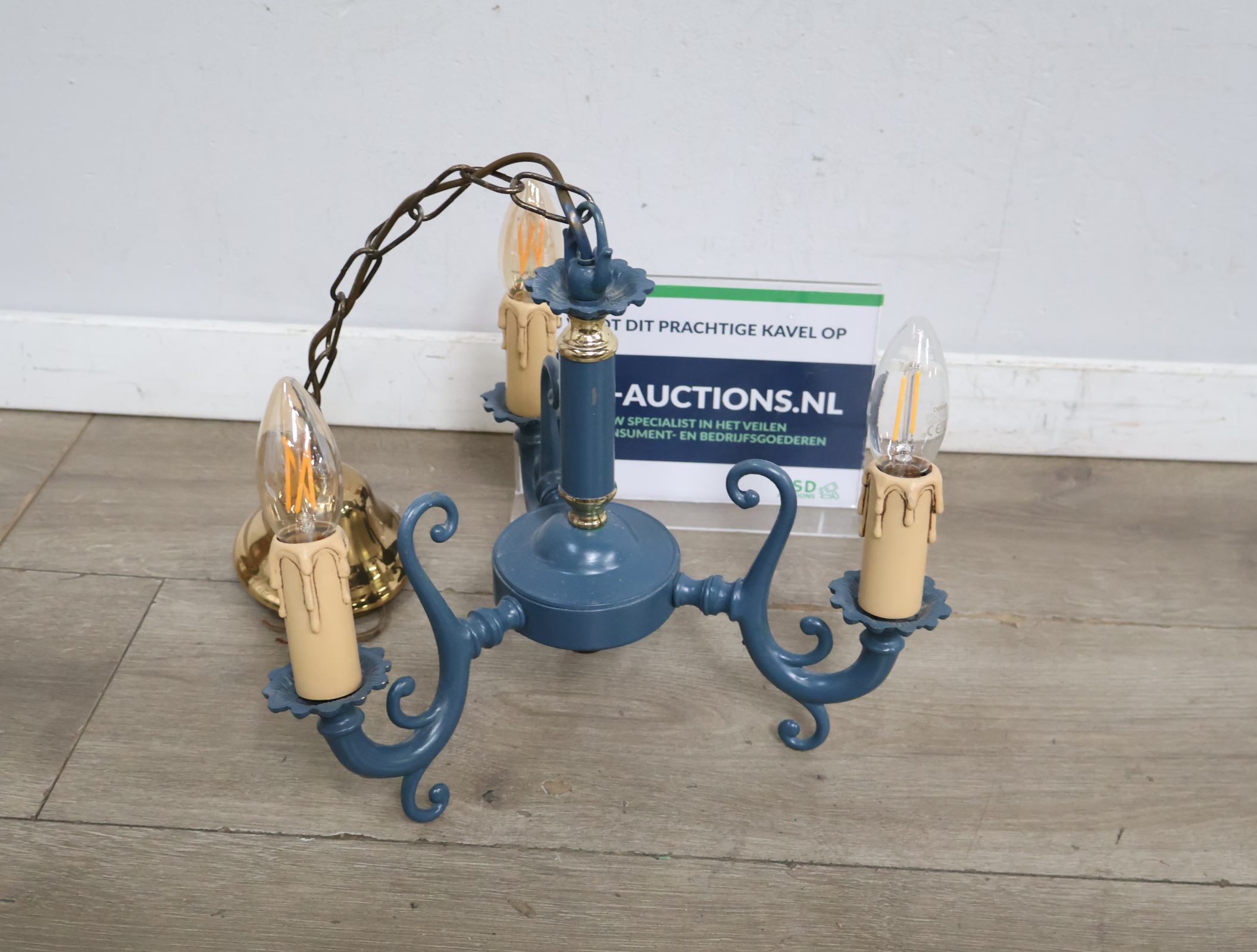 Blauwe kroonluchter met 3 lampen'' – foto 2 – kavel bij GSD Auctions, Zoeterwoude