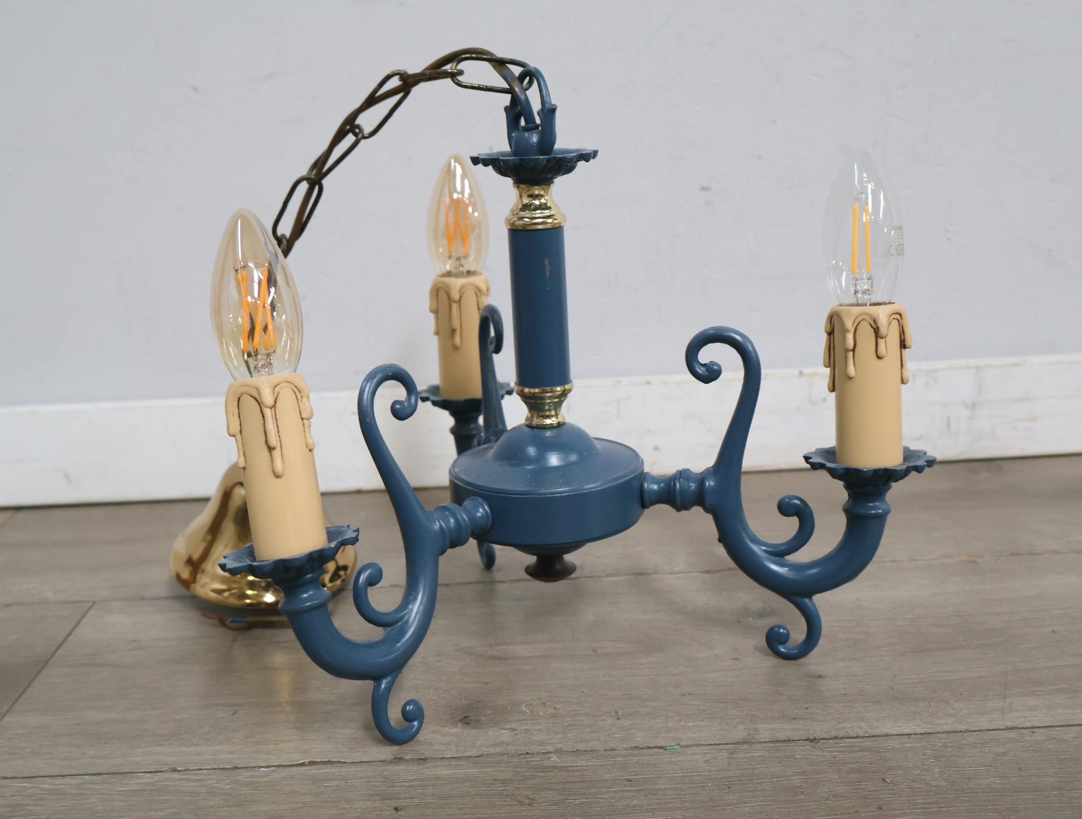 Blauwe kroonluchter met 3 lampen'' – foto 3 – kavel bij GSD Auctions, Zoeterwoude