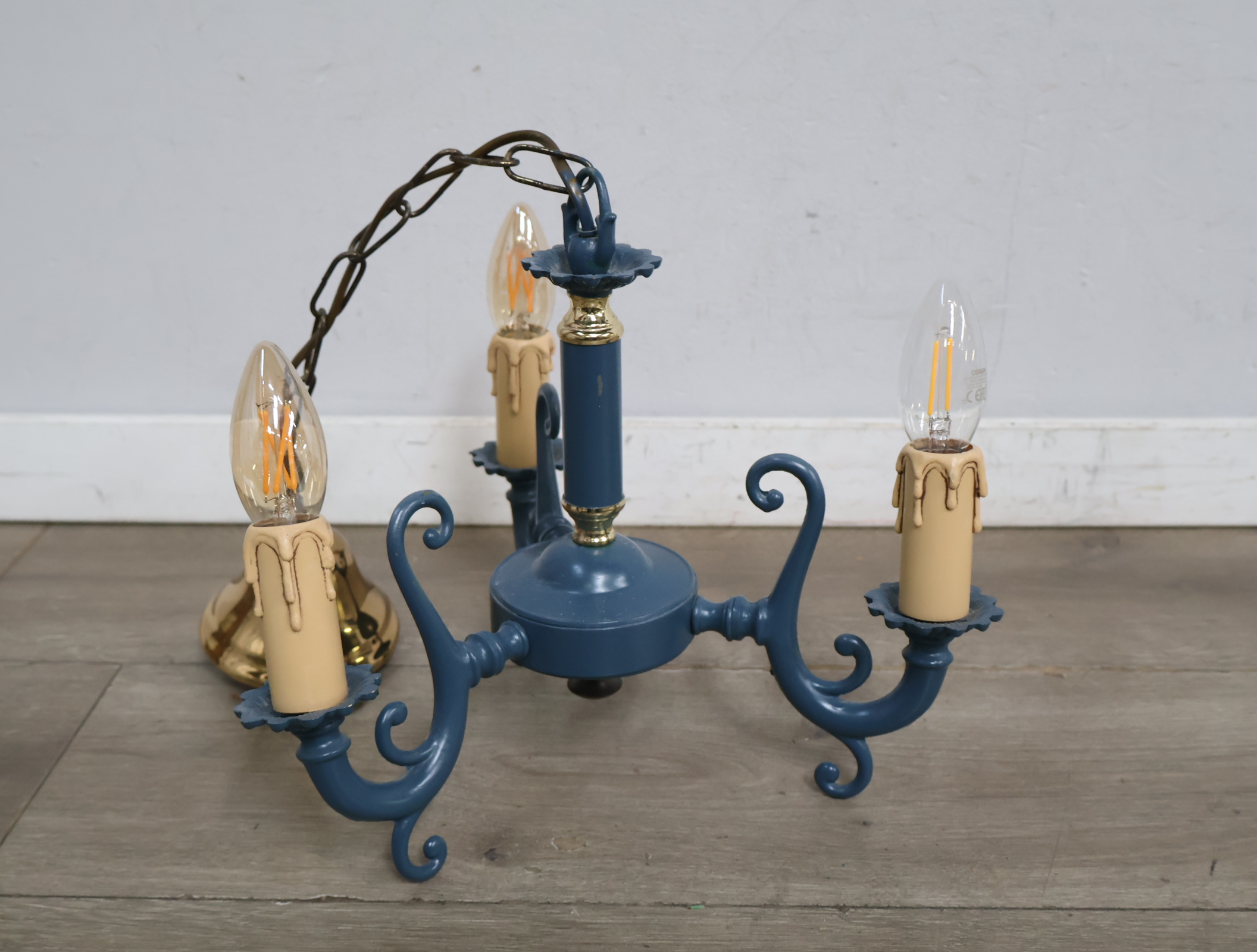 Blauwe kroonluchter met 3 lampen'' – foto 5 – kavel bij GSD Auctions, Zoeterwoude