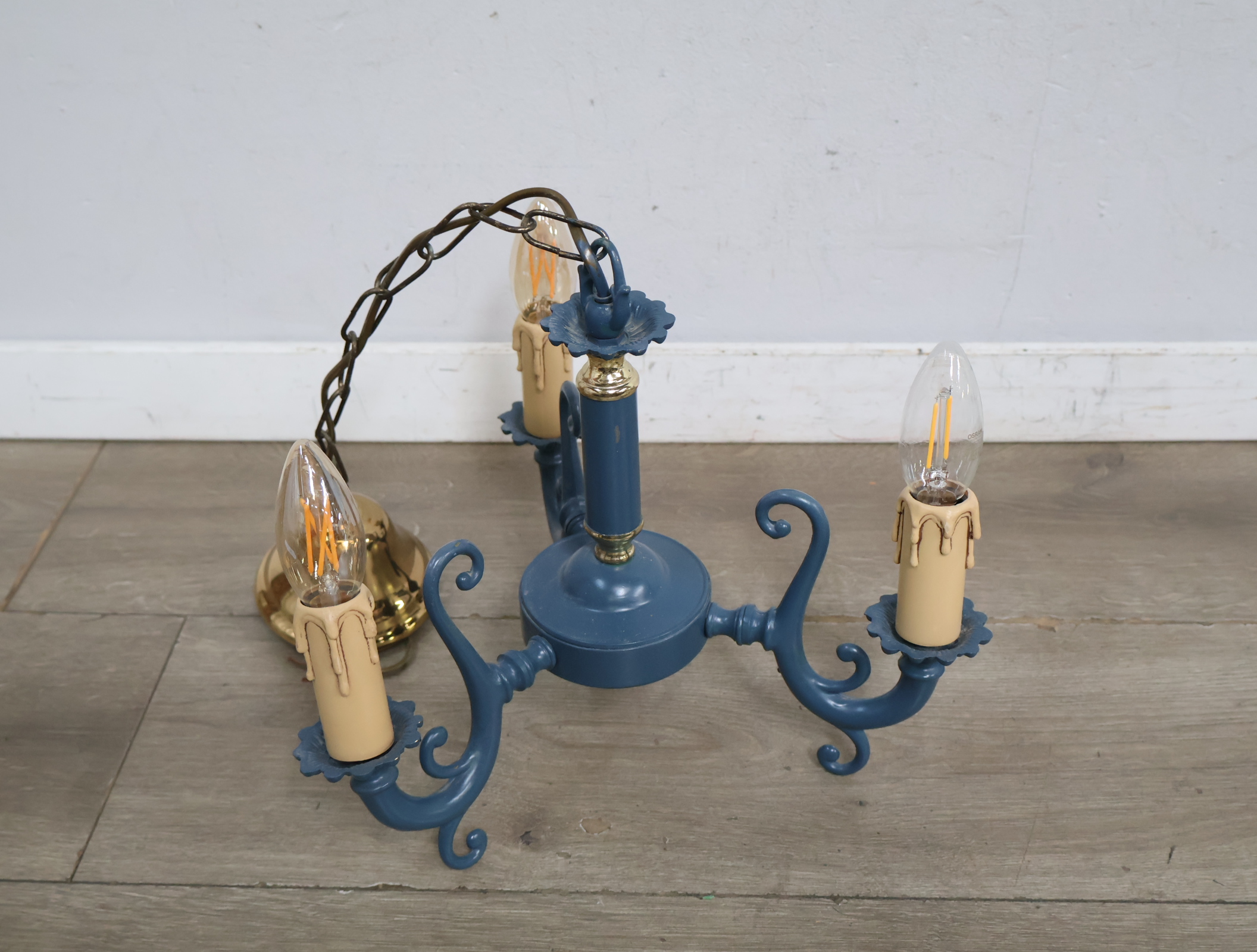 Blauwe kroonluchter met 3 lampen'' – foto 6 – kavel bij GSD Auctions, Zoeterwoude