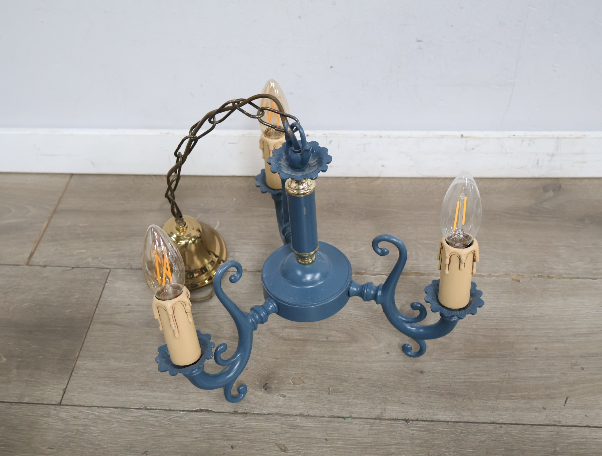 Blauwe kroonluchter met 3 lampen'' – foto 7 – kavel bij GSD Auctions, Zoeterwoude