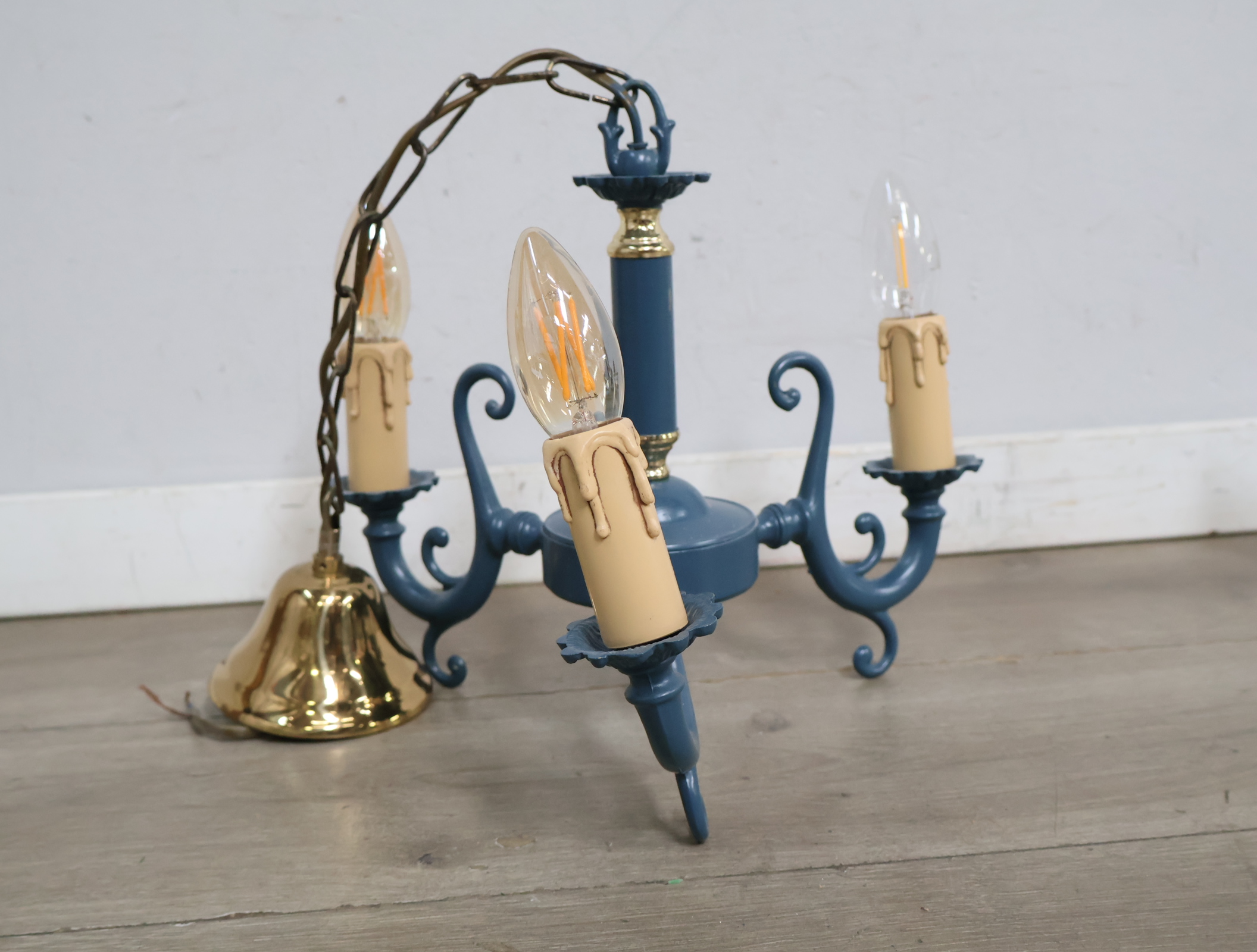 Blauwe kroonluchter met 3 lampen'' – foto 8 – kavel bij GSD Auctions, Zoeterwoude