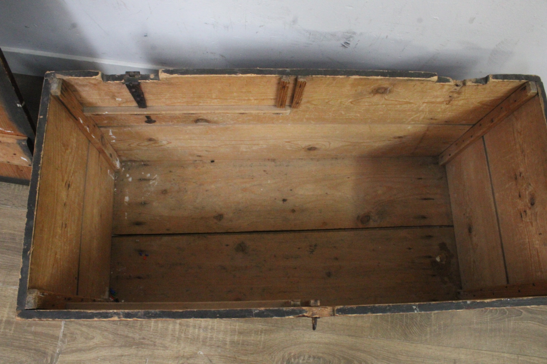 Houten kist met klepdeksel'' – foto 10 – kavel bij GSD Auctions, Zoeterwoude