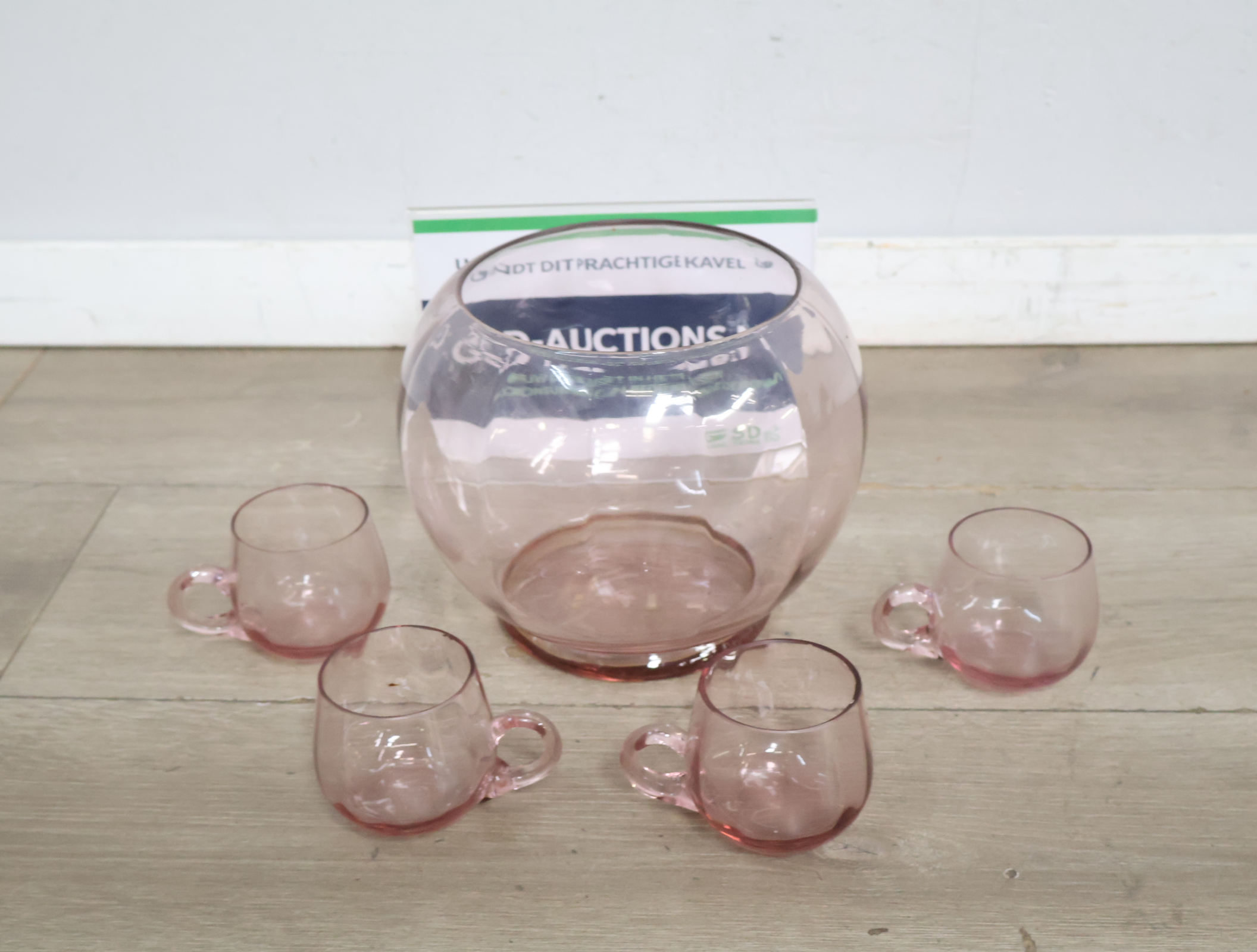 Glazen punchbowl met vier bijpassende bekers'' – foto 2 – kavel bij GSD Auctions, Zoeterwoude