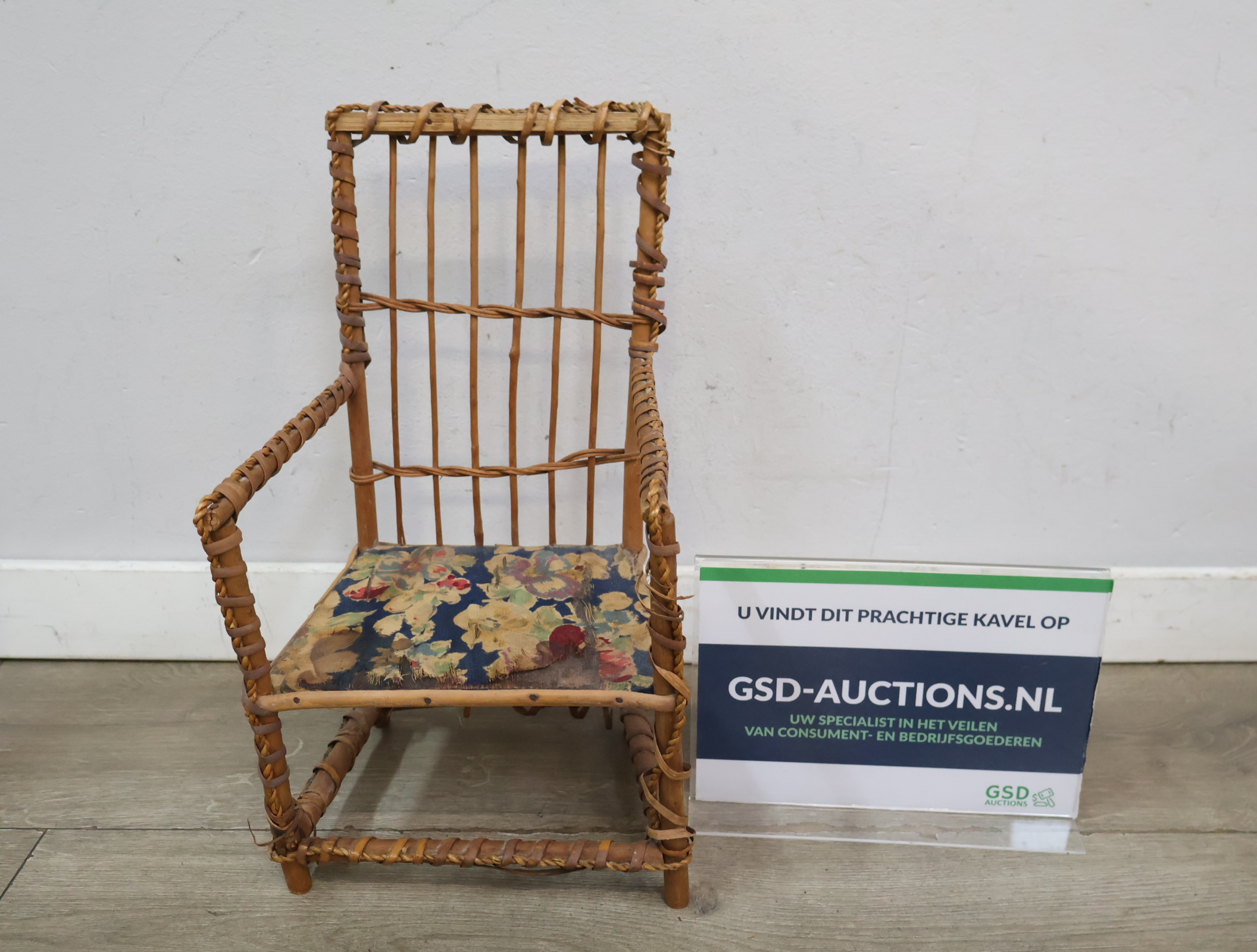 Vintage Rotan Poppenstoel met beklede zitting'' – kavel bij GSD Auctions, Zoeterwoude