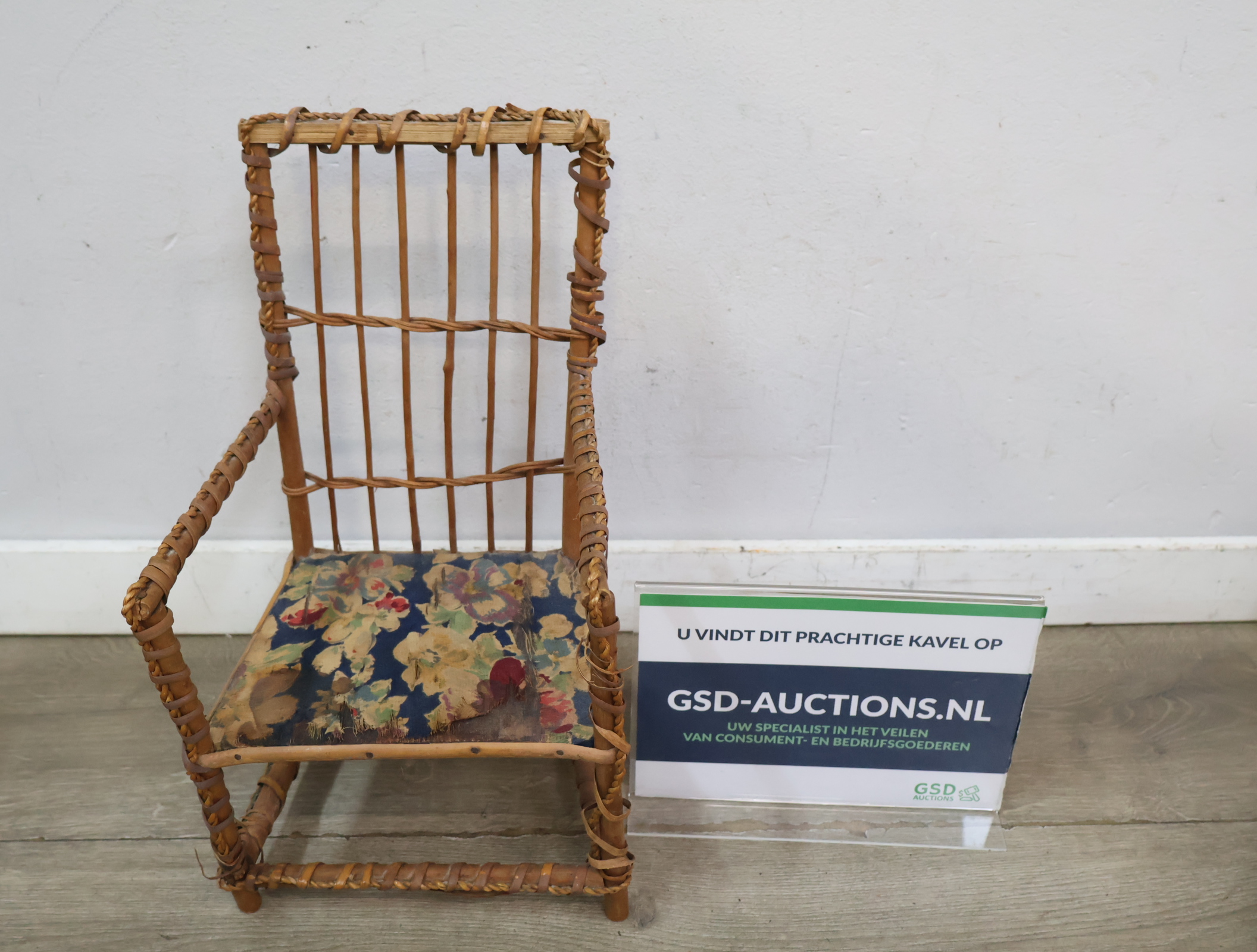 Vintage Rotan Poppenstoel met beklede zitting'' – foto 2 – kavel bij GSD Auctions, Zoeterwoude