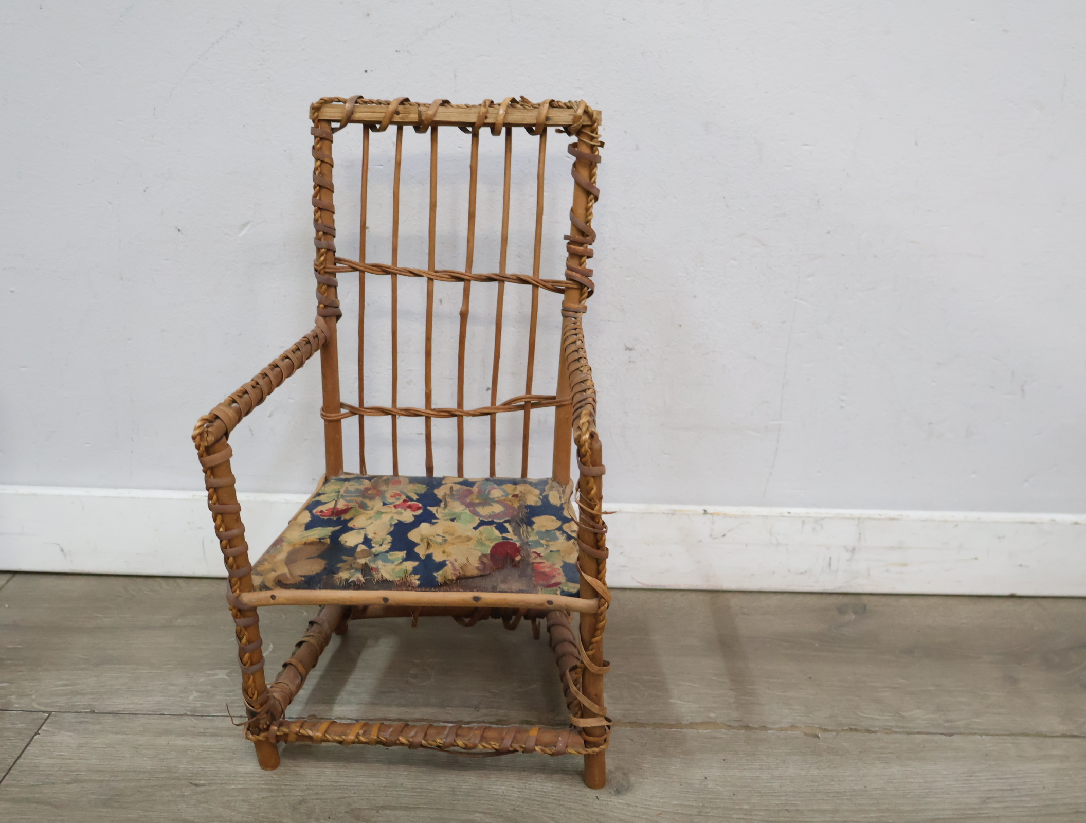Vintage Rotan Poppenstoel met beklede zitting'' – foto 3 – kavel bij GSD Auctions, Zoeterwoude