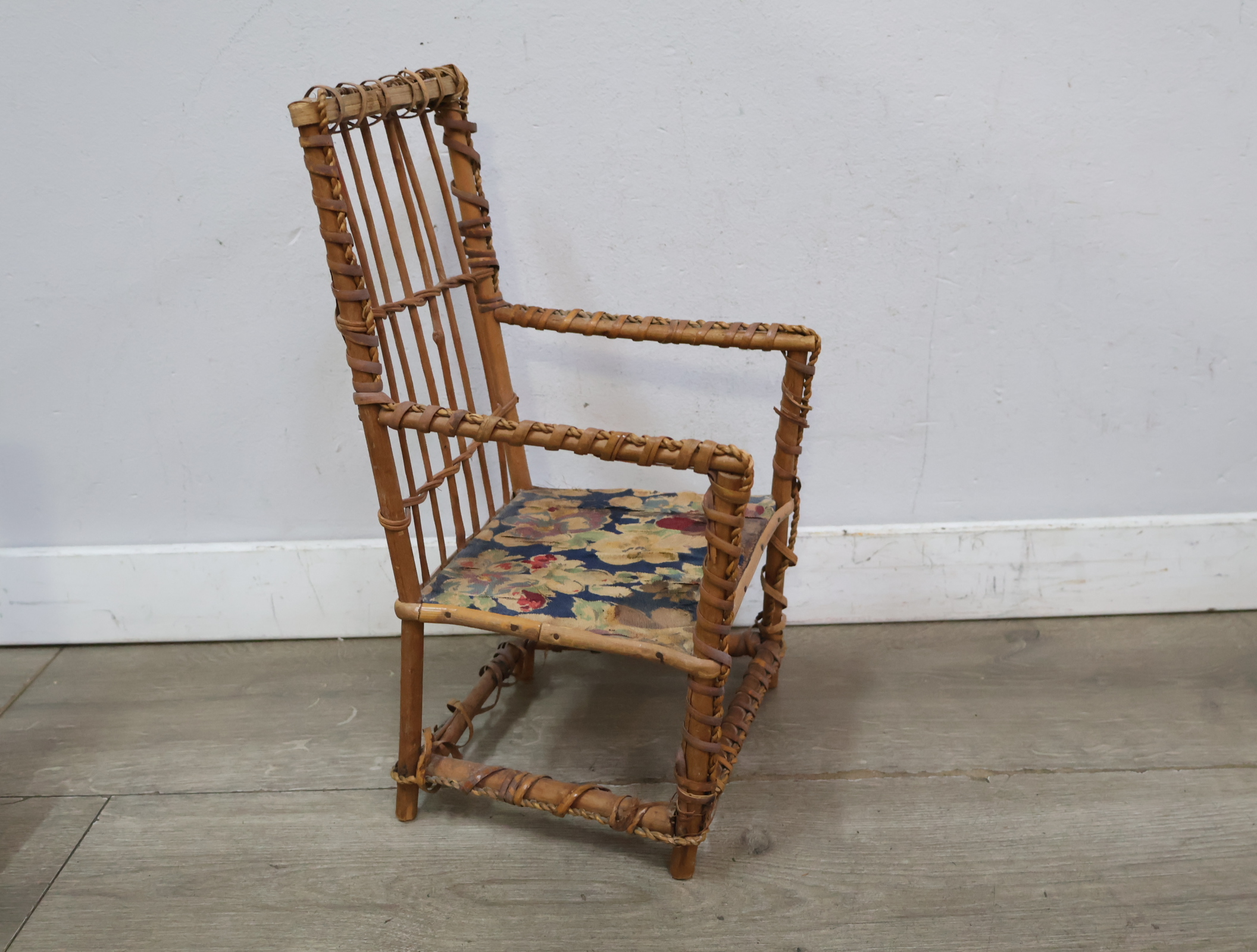 Vintage Rotan Poppenstoel met beklede zitting'' – foto 7 – kavel bij GSD Auctions, Zoeterwoude