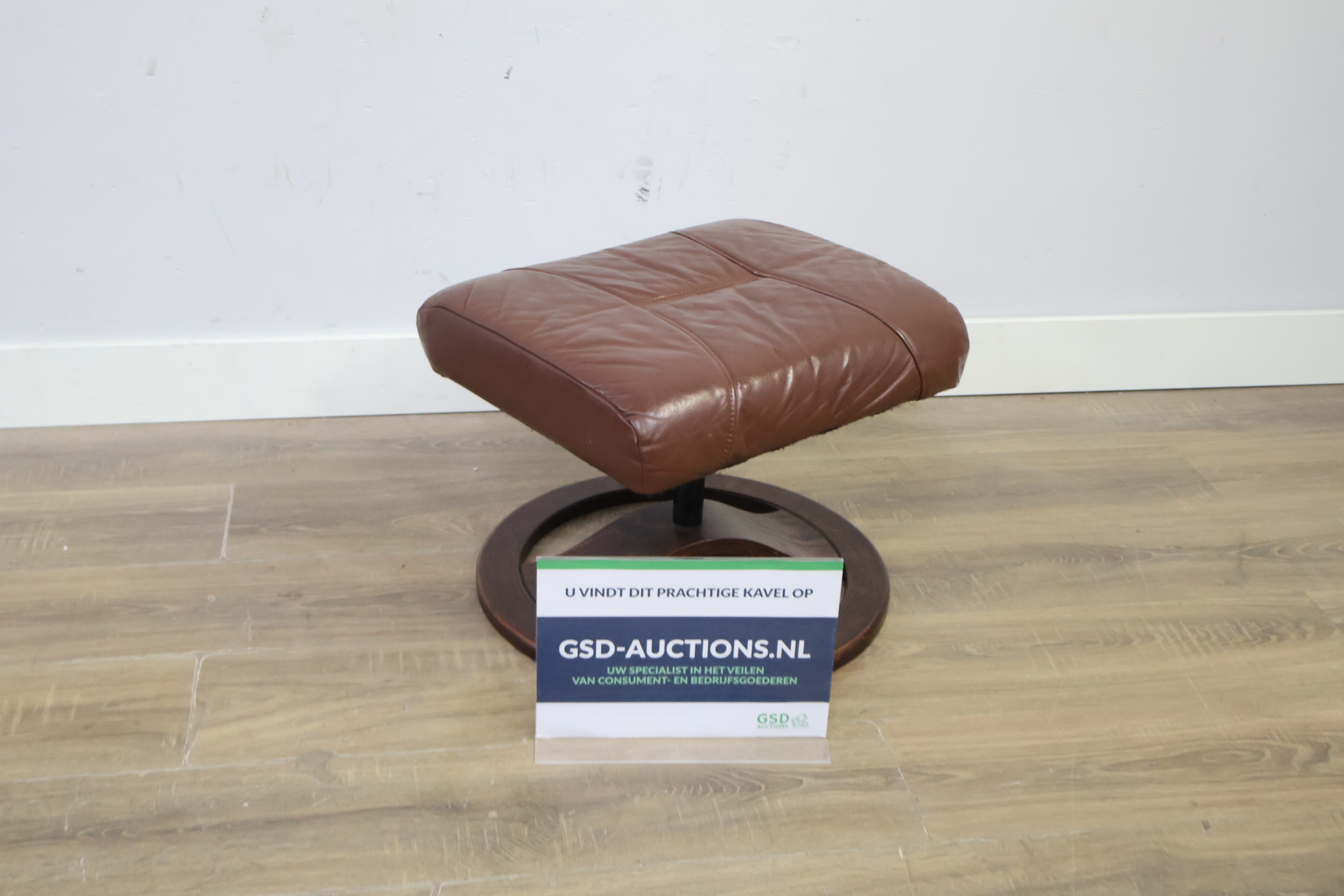 Vintage Bruin Leren Voetenbankje'' – foto 2 – kavel bij GSD Auctions, Zoeterwoude