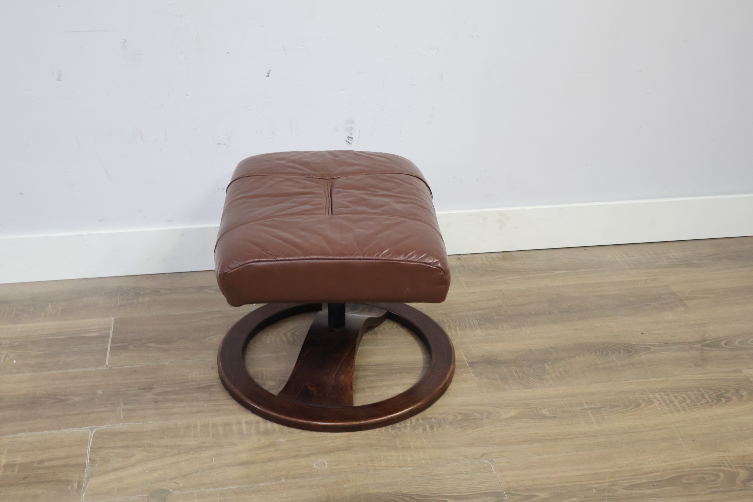 Vintage Bruin Leren Voetenbankje'' – foto 3 – kavel bij GSD Auctions, Zoeterwoude