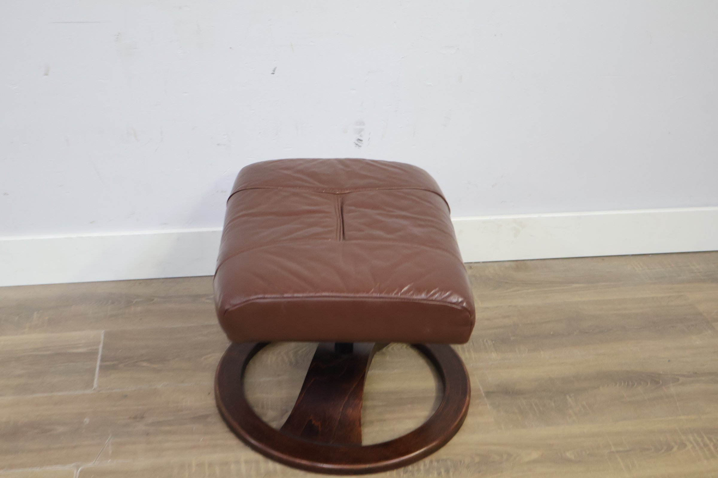 Vintage Bruin Leren Voetenbankje'' – foto 4 – kavel bij GSD Auctions, Zoeterwoude