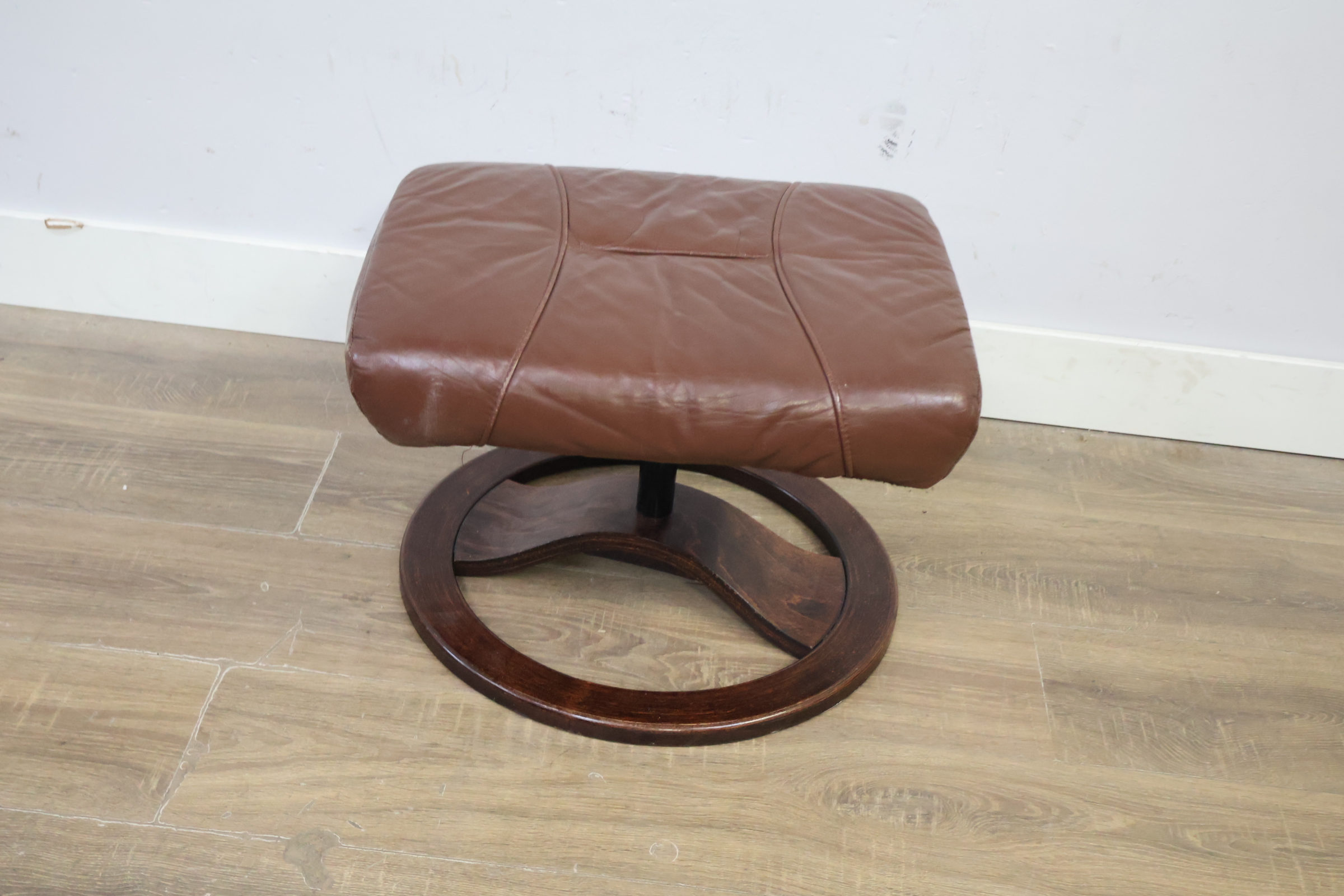 Vintage Bruin Leren Voetenbankje'' – foto 5 – kavel bij GSD Auctions, Zoeterwoude