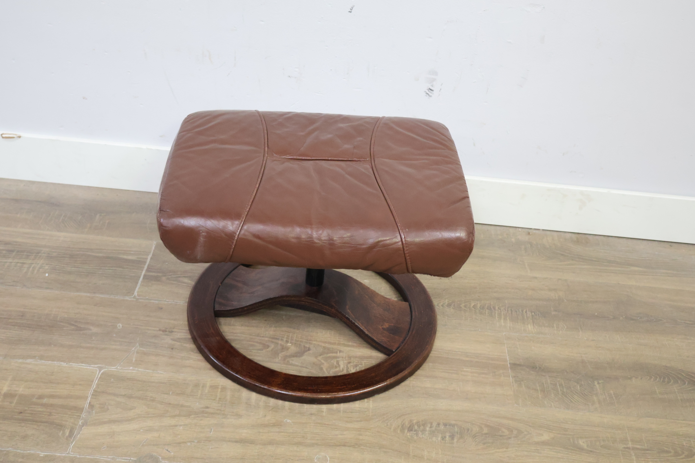 Vintage Bruin Leren Voetenbankje'' – foto 6 – kavel bij GSD Auctions, Zoeterwoude