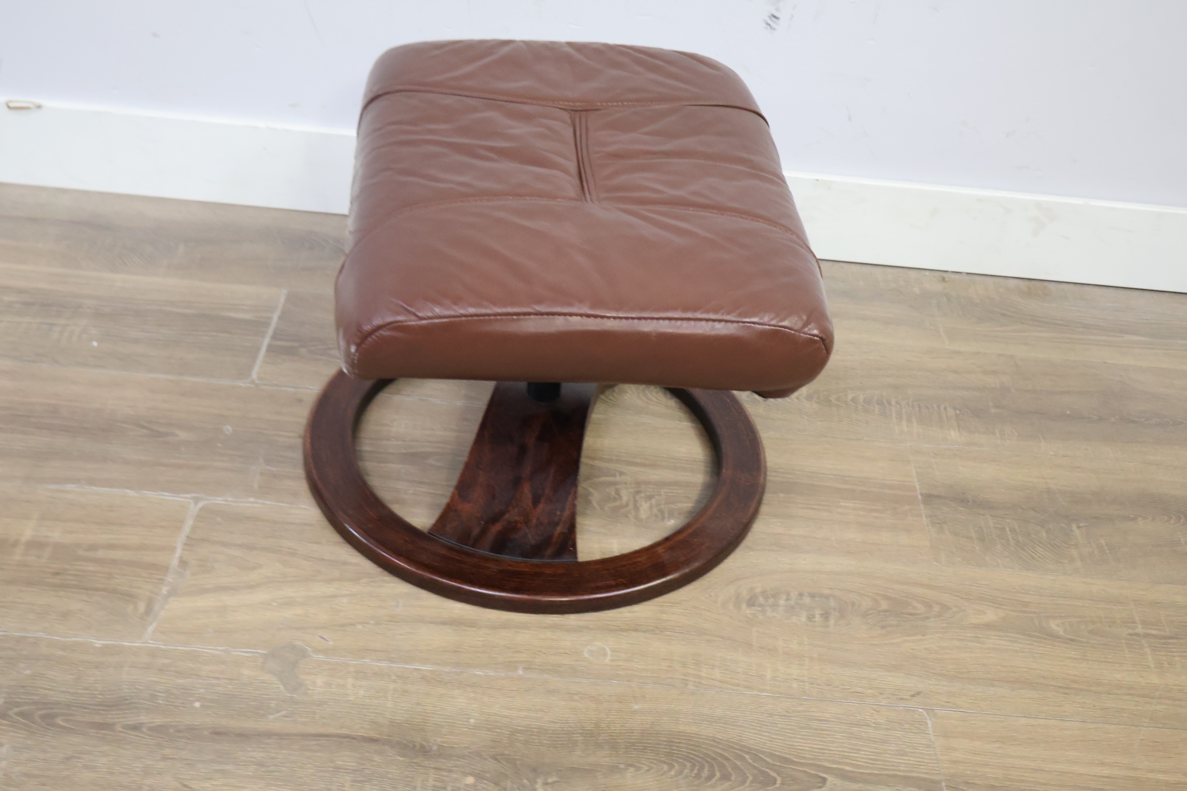 Vintage Bruin Leren Voetenbankje'' – foto 7 – kavel bij GSD Auctions, Zoeterwoude