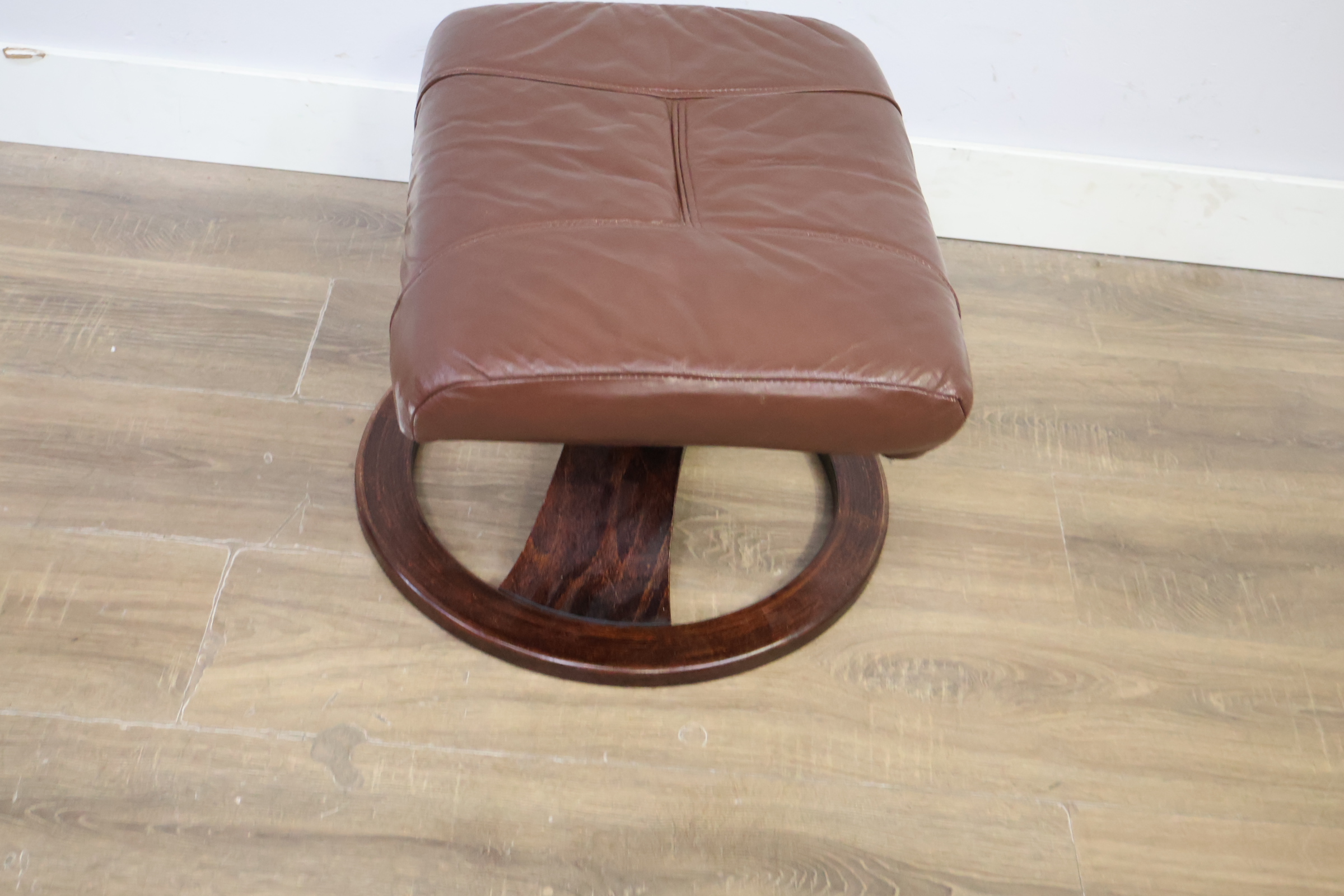 Vintage Bruin Leren Voetenbankje'' – foto 8 – kavel bij GSD Auctions, Zoeterwoude