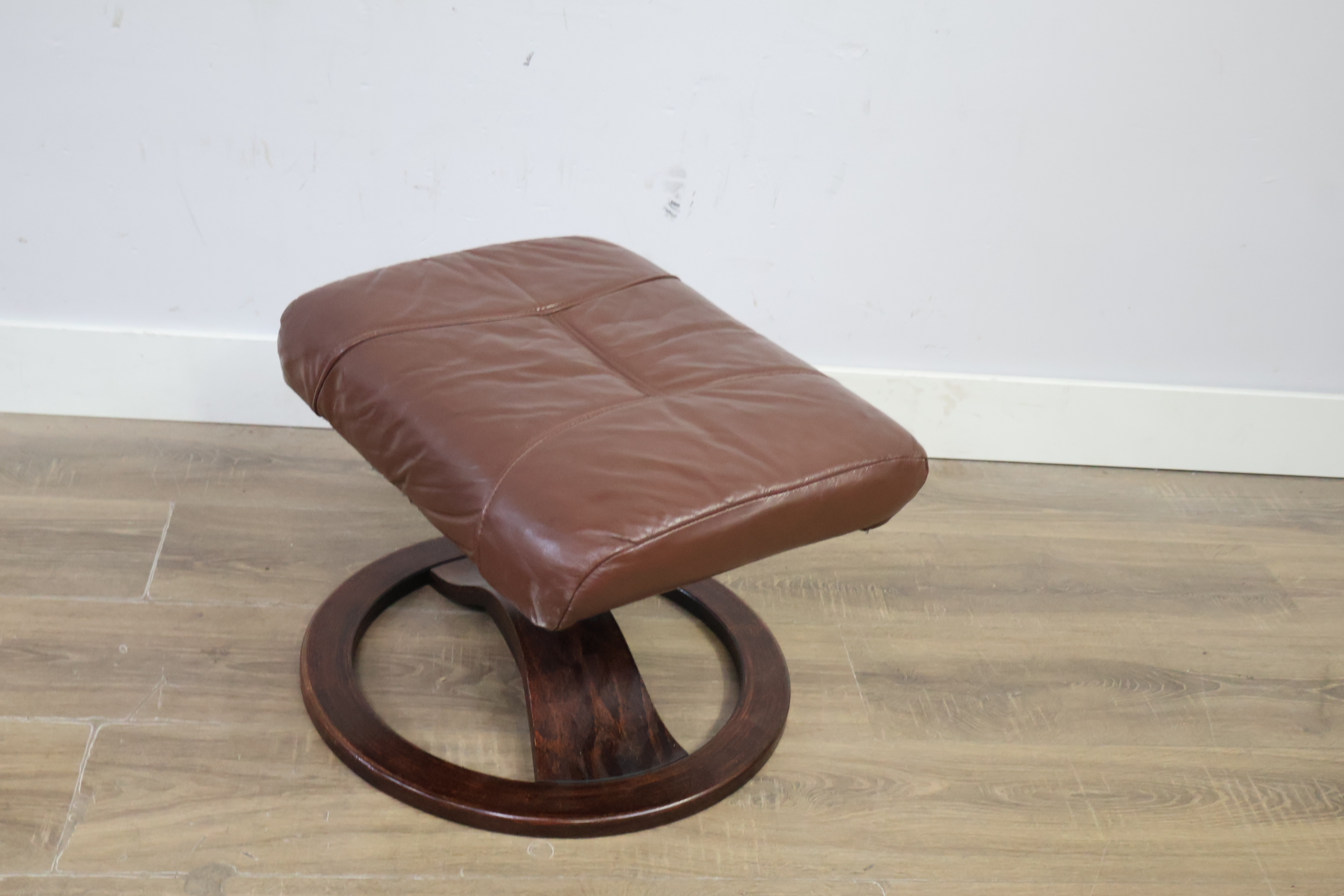 Vintage Bruin Leren Voetenbankje'' – foto 9 – kavel bij GSD Auctions, Zoeterwoude