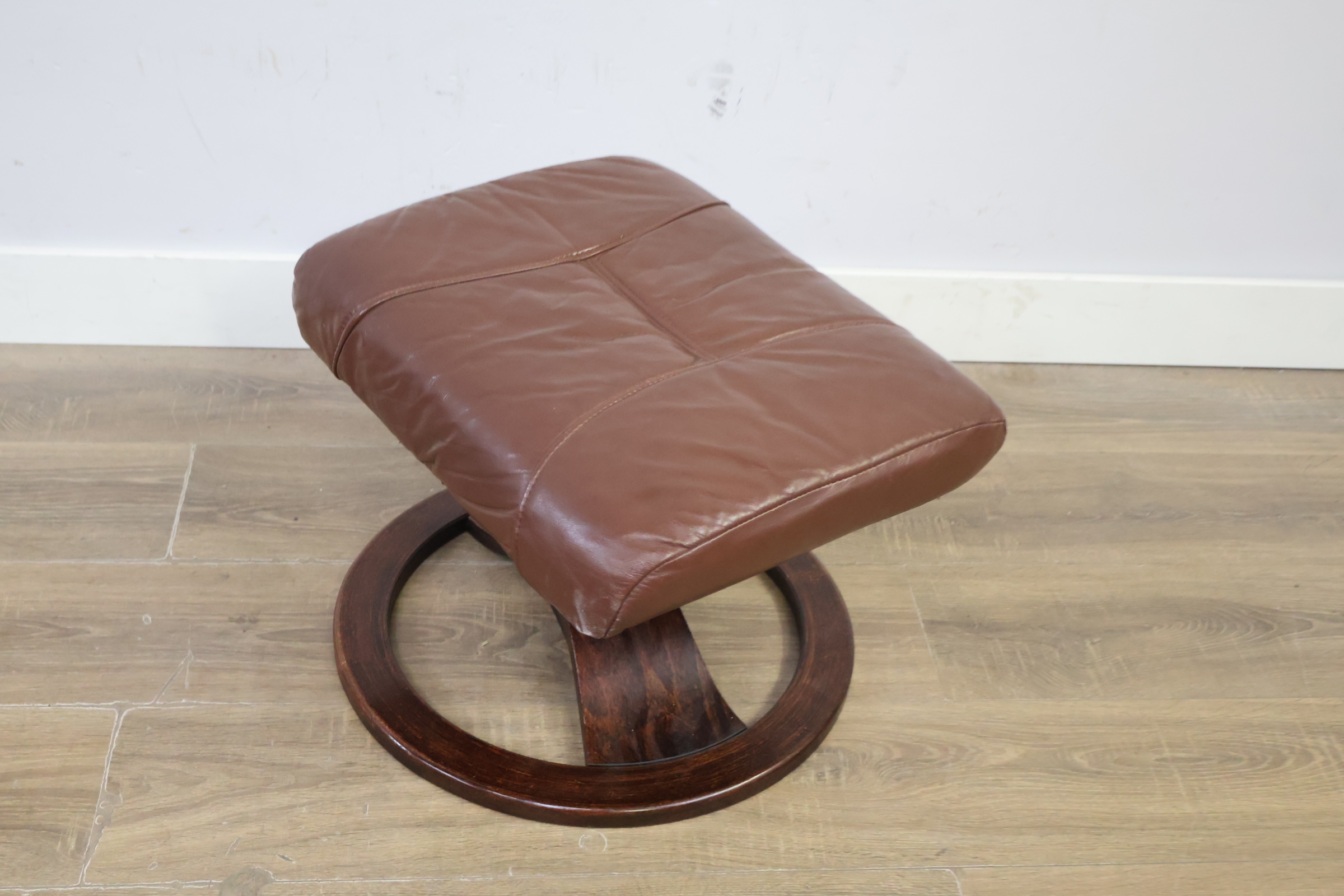 Vintage Bruin Leren Voetenbankje'' – foto 10 – kavel bij GSD Auctions, Zoeterwoude