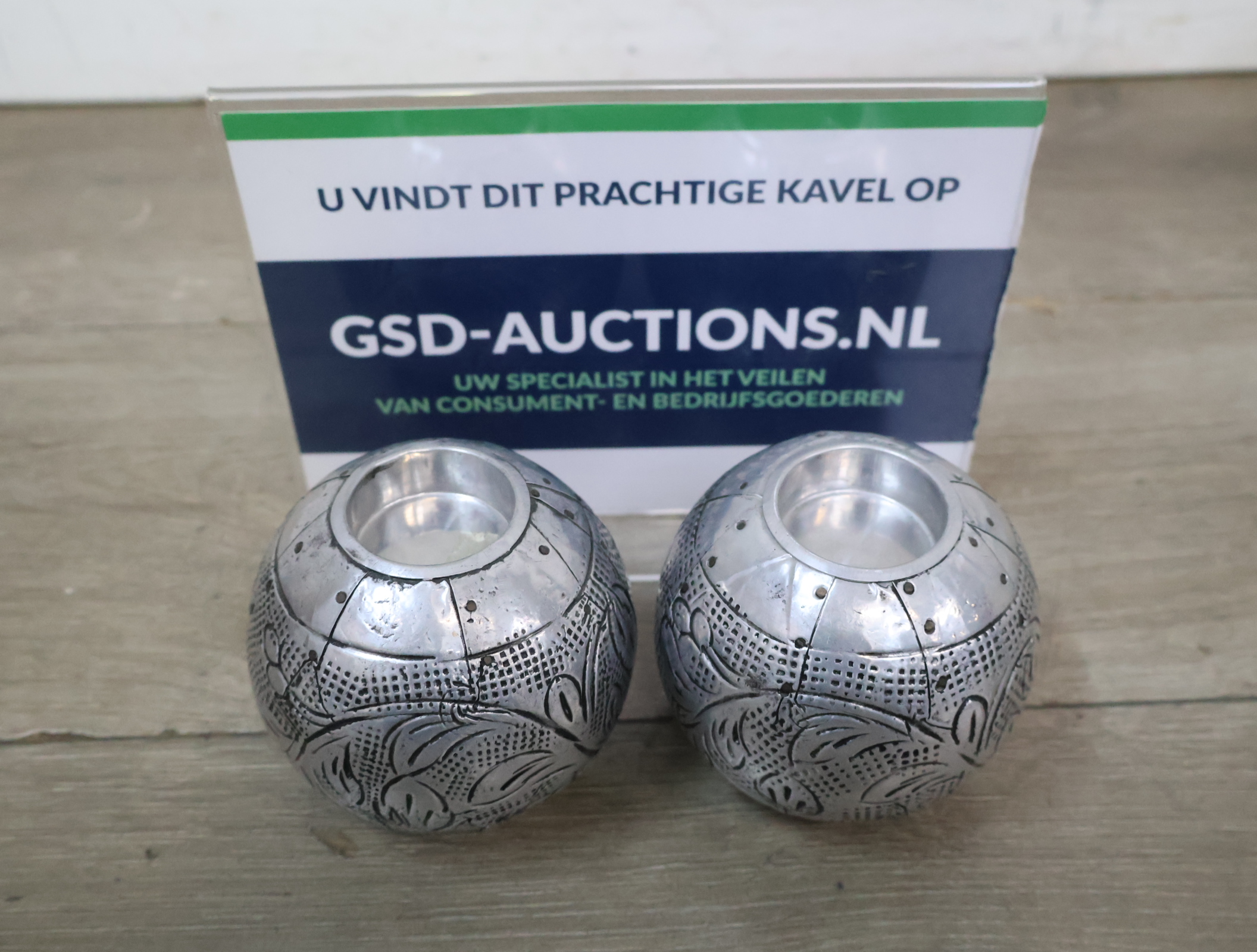 Set van 2 zilverkleurige metalen theelichthouders'' – kavel bij GSD Auctions, Zoeterwoude
