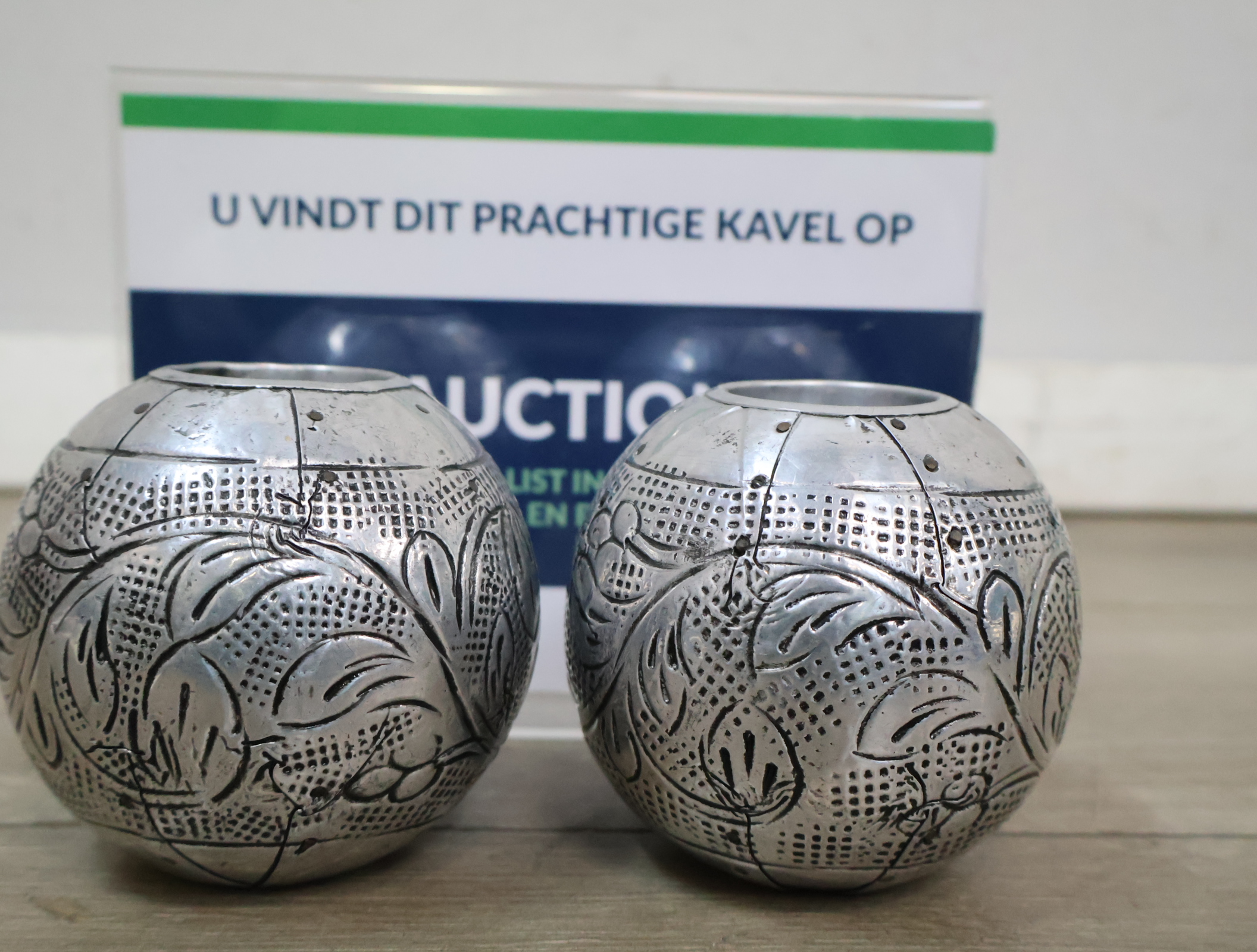 Set van 2 zilverkleurige metalen theelichthouders'' – foto 2 – kavel bij GSD Auctions, Zoeterwoude