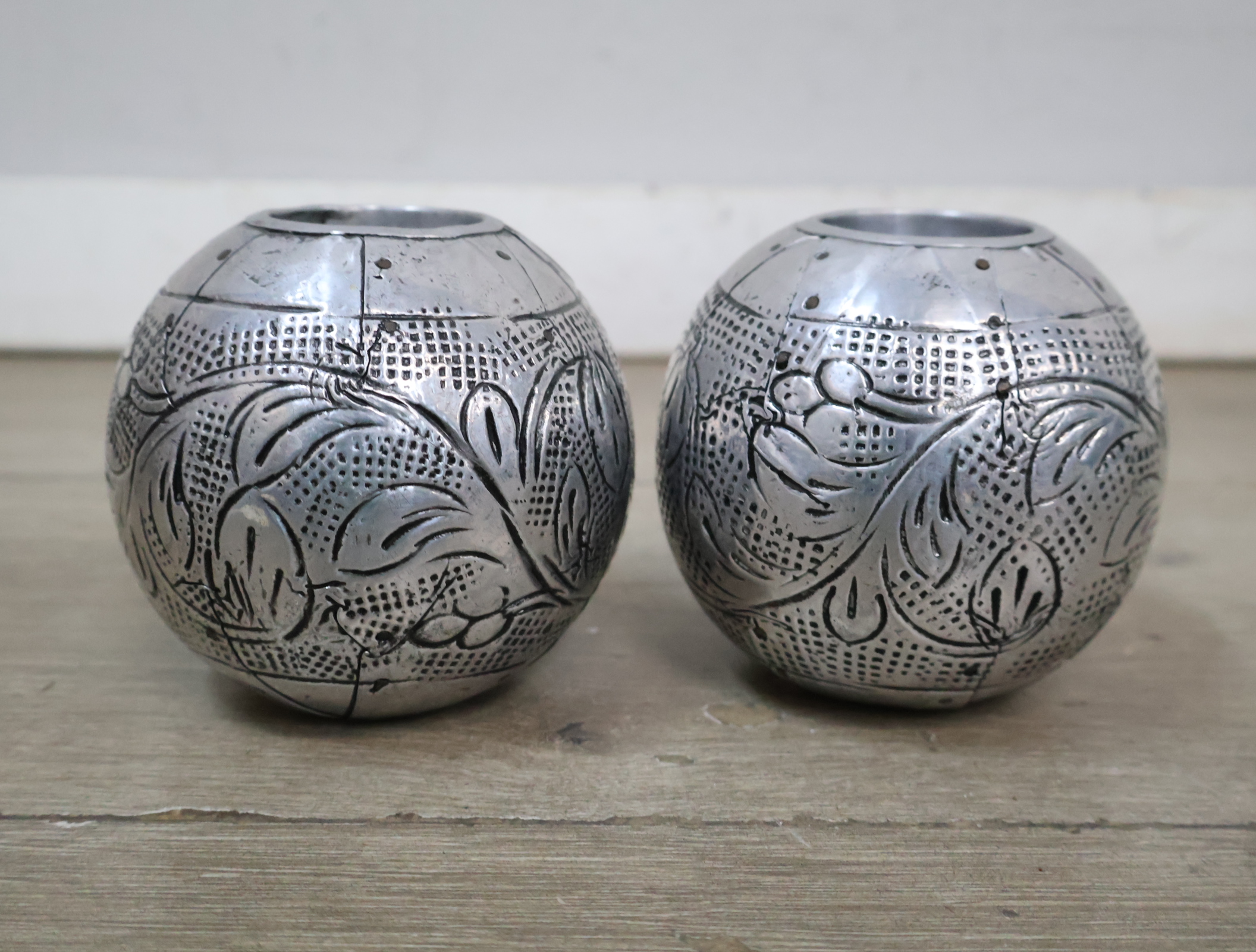 Set van 2 zilverkleurige metalen theelichthouders'' – foto 3 – kavel bij GSD Auctions, Zoeterwoude