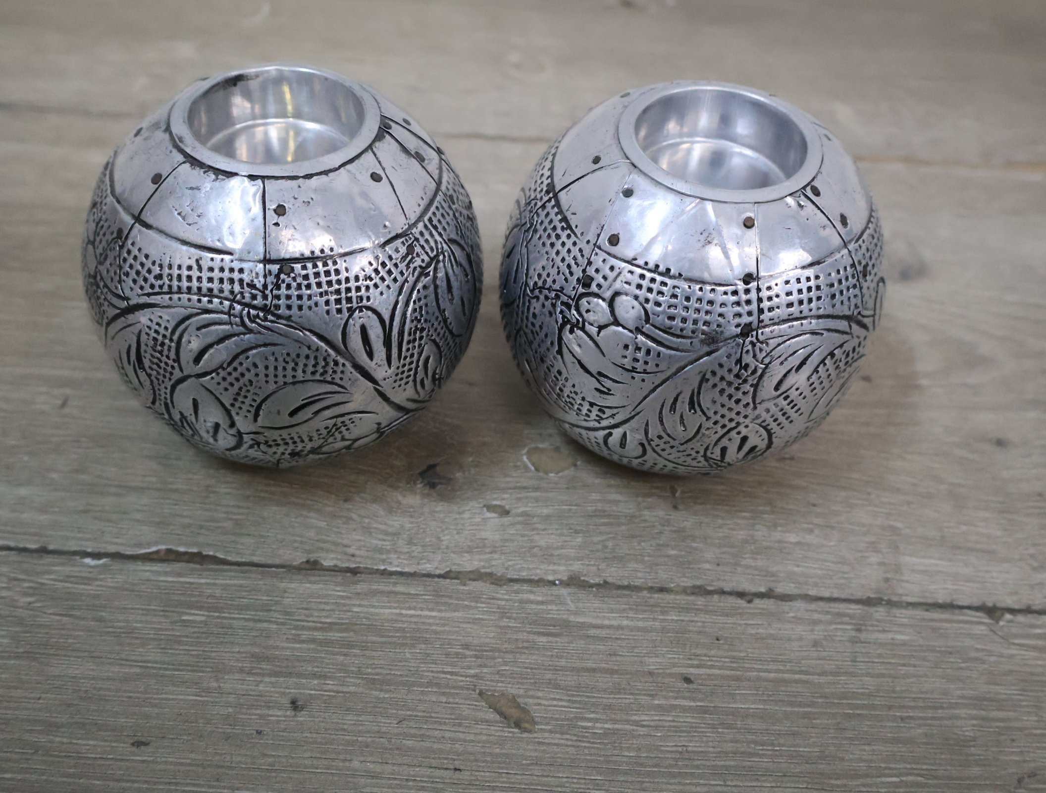 Set van 2 zilverkleurige metalen theelichthouders'' – foto 4 – kavel bij GSD Auctions, Zoeterwoude