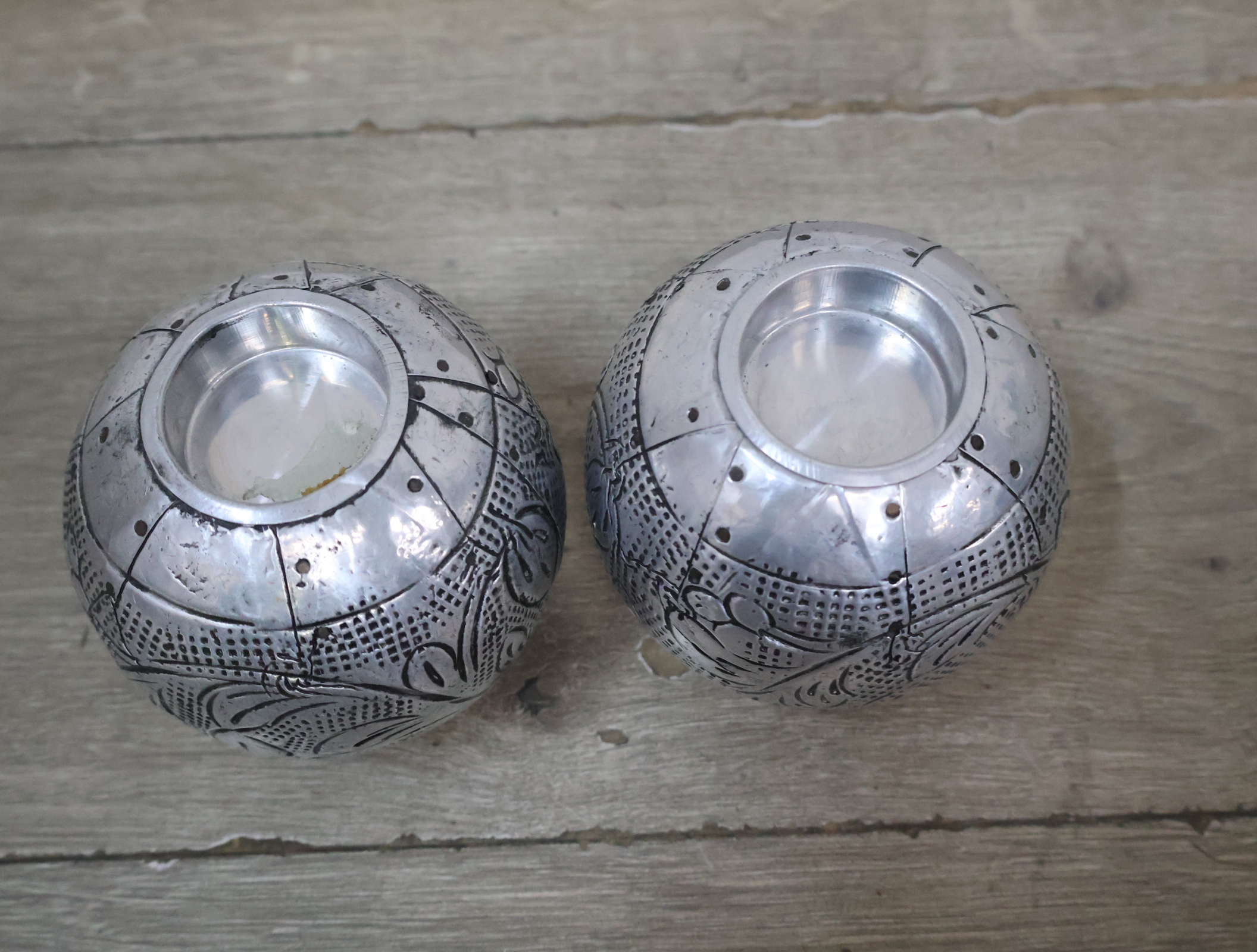 Set van 2 zilverkleurige metalen theelichthouders'' – foto 5 – kavel bij GSD Auctions, Zoeterwoude