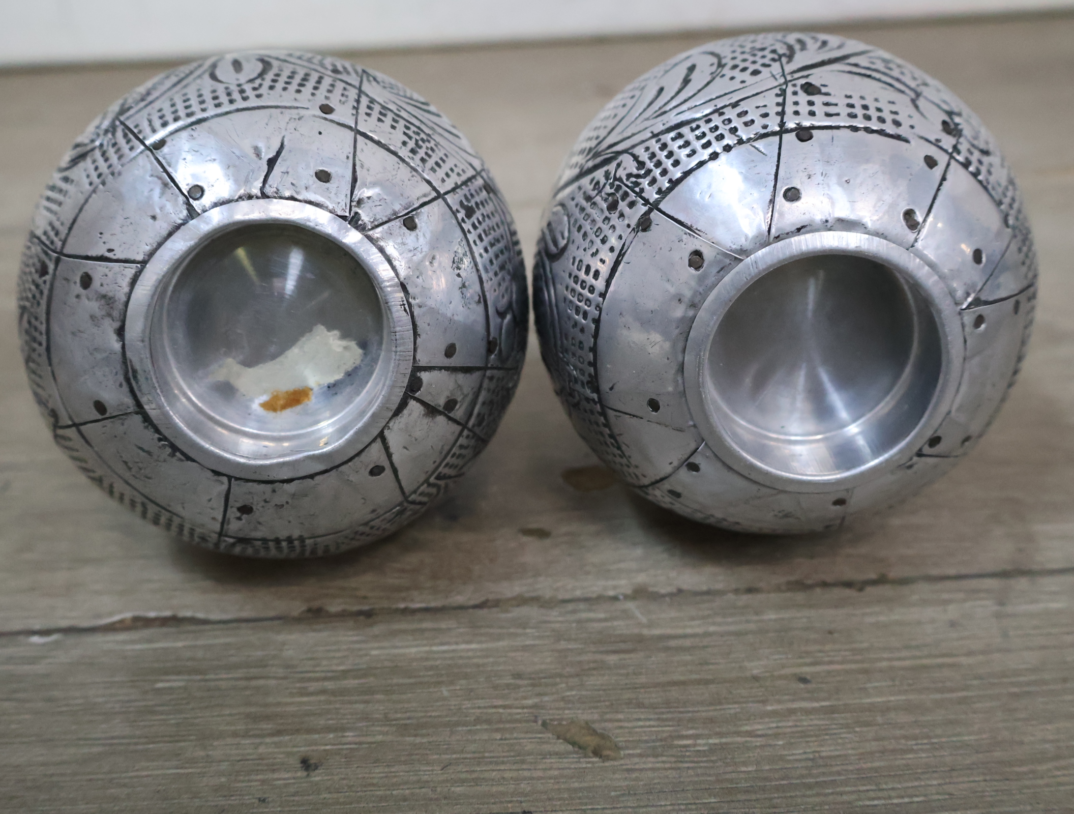 Set van 2 zilverkleurige metalen theelichthouders'' – foto 6 – kavel bij GSD Auctions, Zoeterwoude