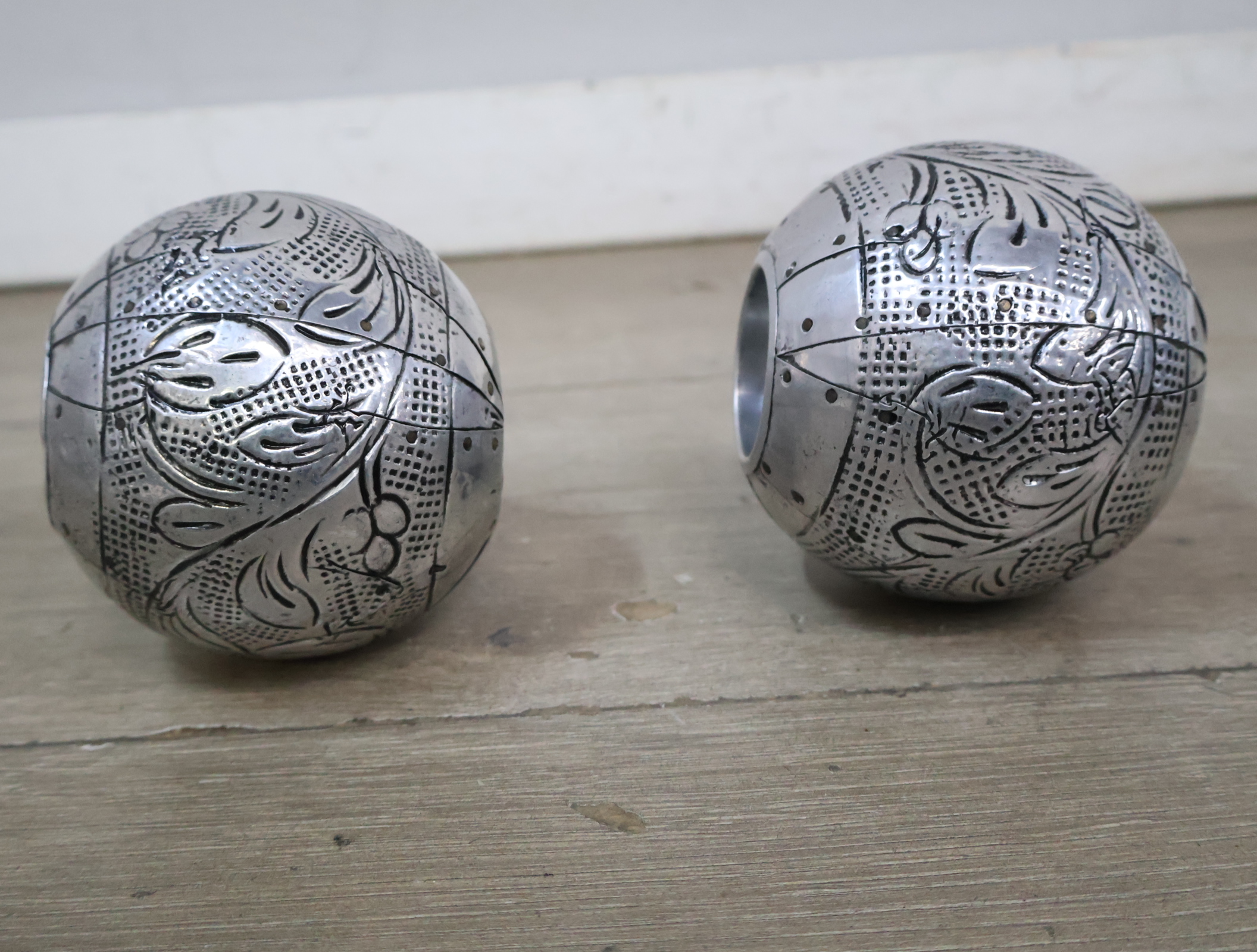Set van 2 zilverkleurige metalen theelichthouders'' – foto 7 – kavel bij GSD Auctions, Zoeterwoude