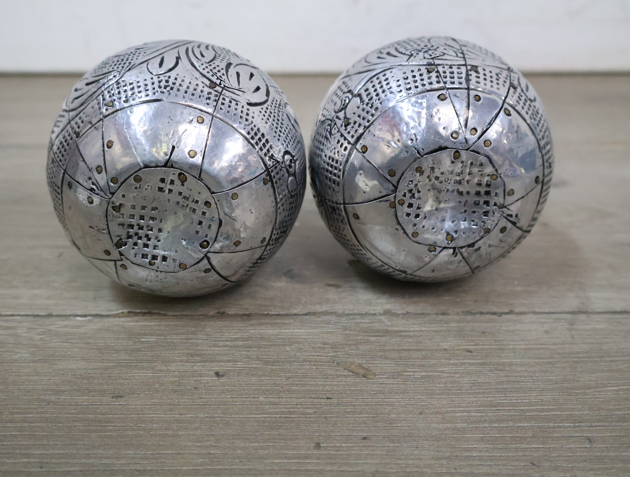 Set van 2 zilverkleurige metalen theelichthouders'' – foto 8 – kavel bij GSD Auctions, Zoeterwoude