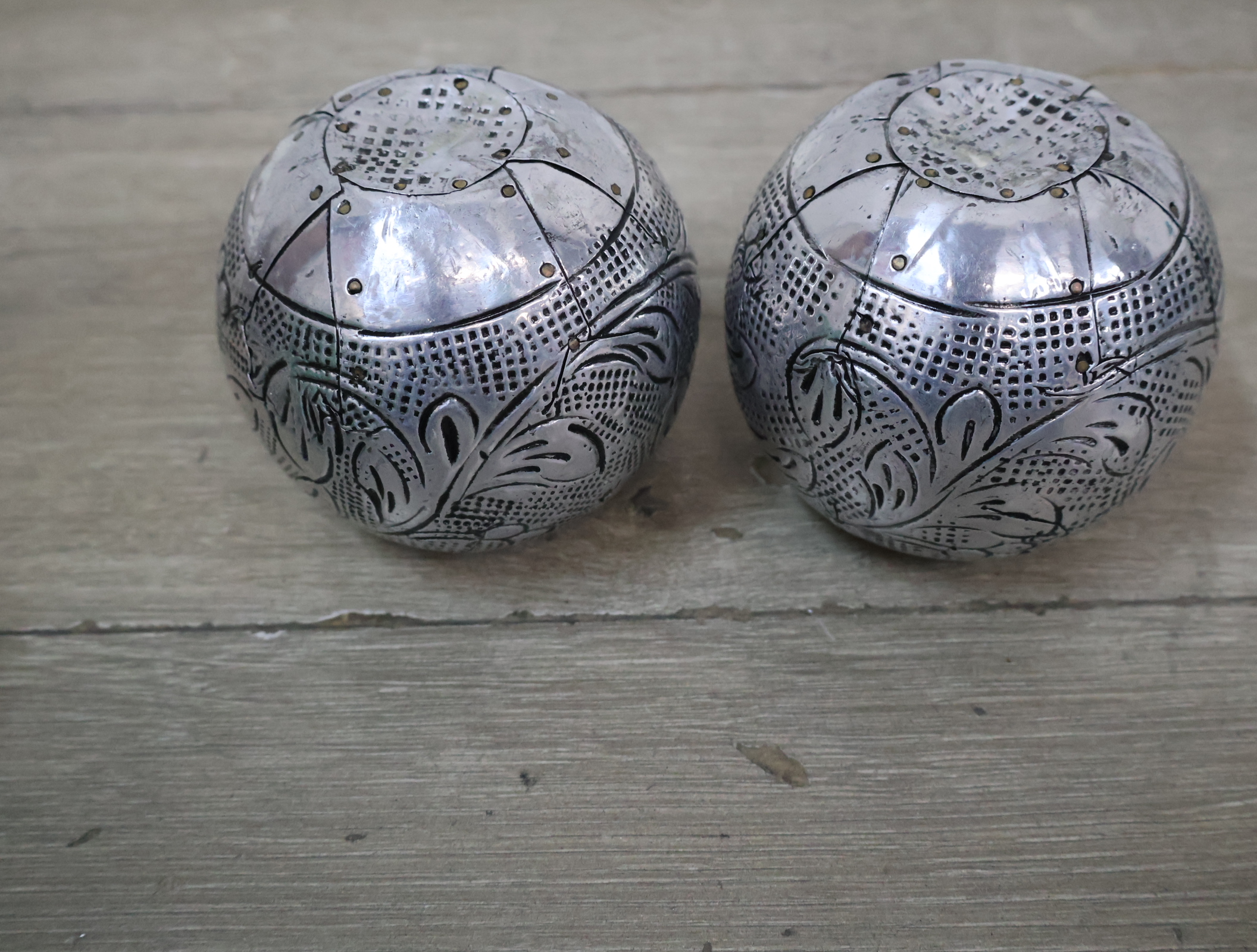 Set van 2 zilverkleurige metalen theelichthouders'' – foto 9 – kavel bij GSD Auctions, Zoeterwoude