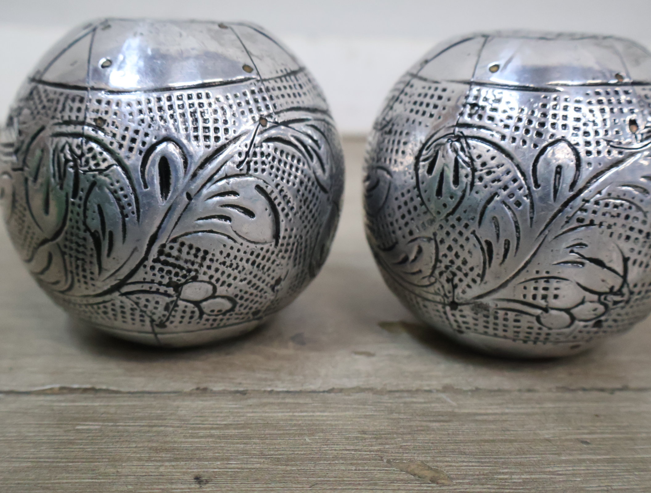 Set van 2 zilverkleurige metalen theelichthouders'' – foto 10 – kavel bij GSD Auctions, Zoeterwoude