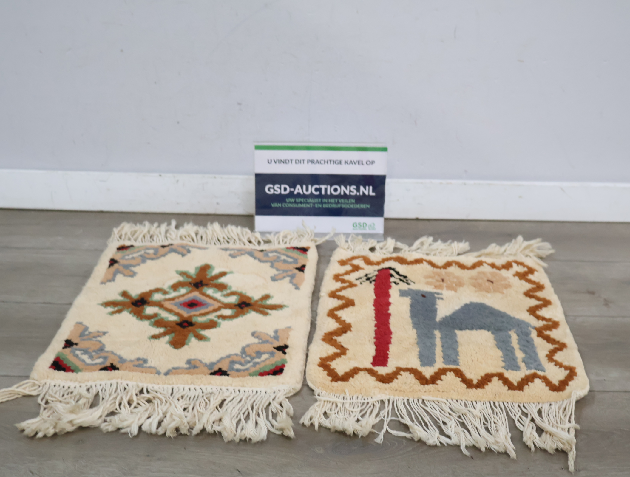 Set van 2 kleine wollen tapijtjes met franjes'' – kavel bij GSD Auctions, Zoeterwoude