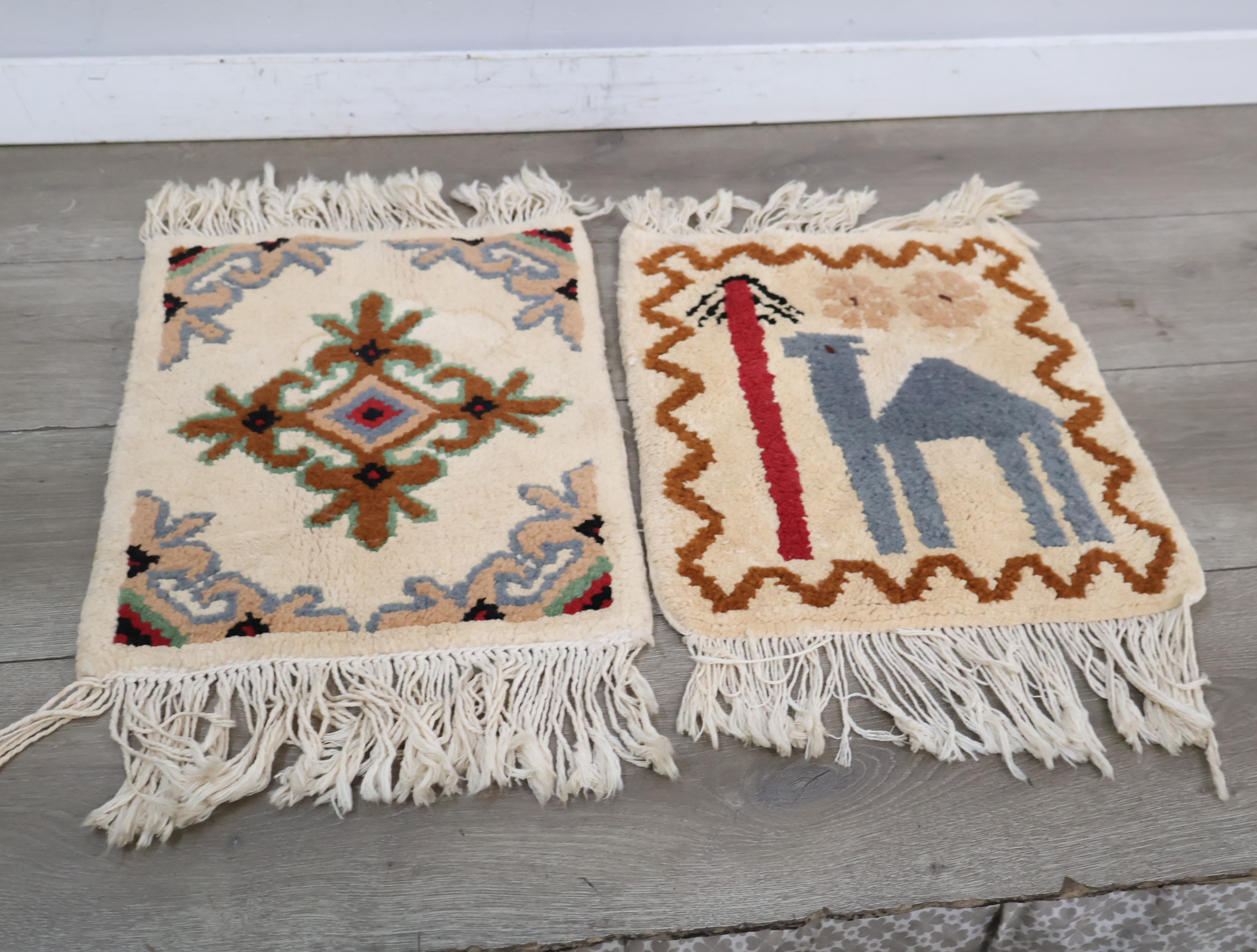 Set van 2 kleine wollen tapijtjes met franjes'' – foto 4 – kavel bij GSD Auctions, Zoeterwoude