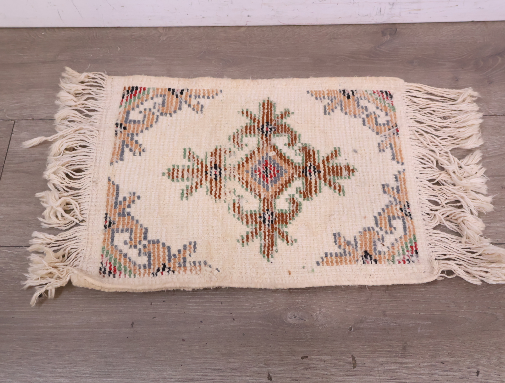 Set van 2 kleine wollen tapijtjes met franjes'' – foto 8 – kavel bij GSD Auctions, Zoeterwoude