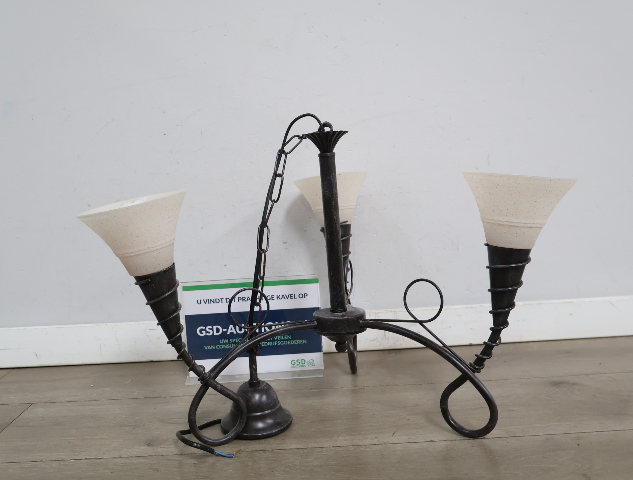 Driearmige hanglamp met glazen kap'' – kavel bij GSD Auctions, Zoeterwoude
