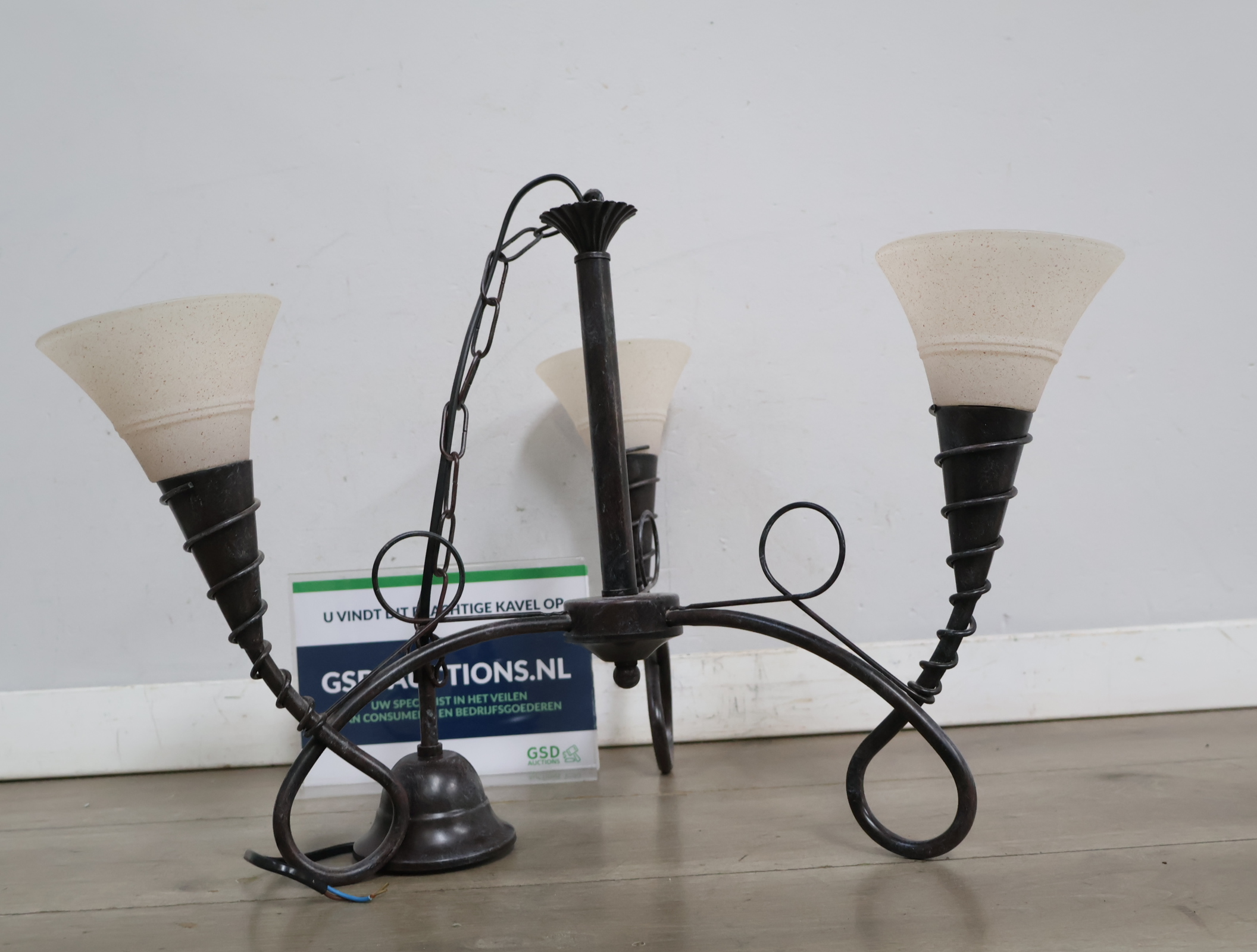 Driearmige hanglamp met glazen kap'' – foto 2 – kavel bij GSD Auctions, Zoeterwoude