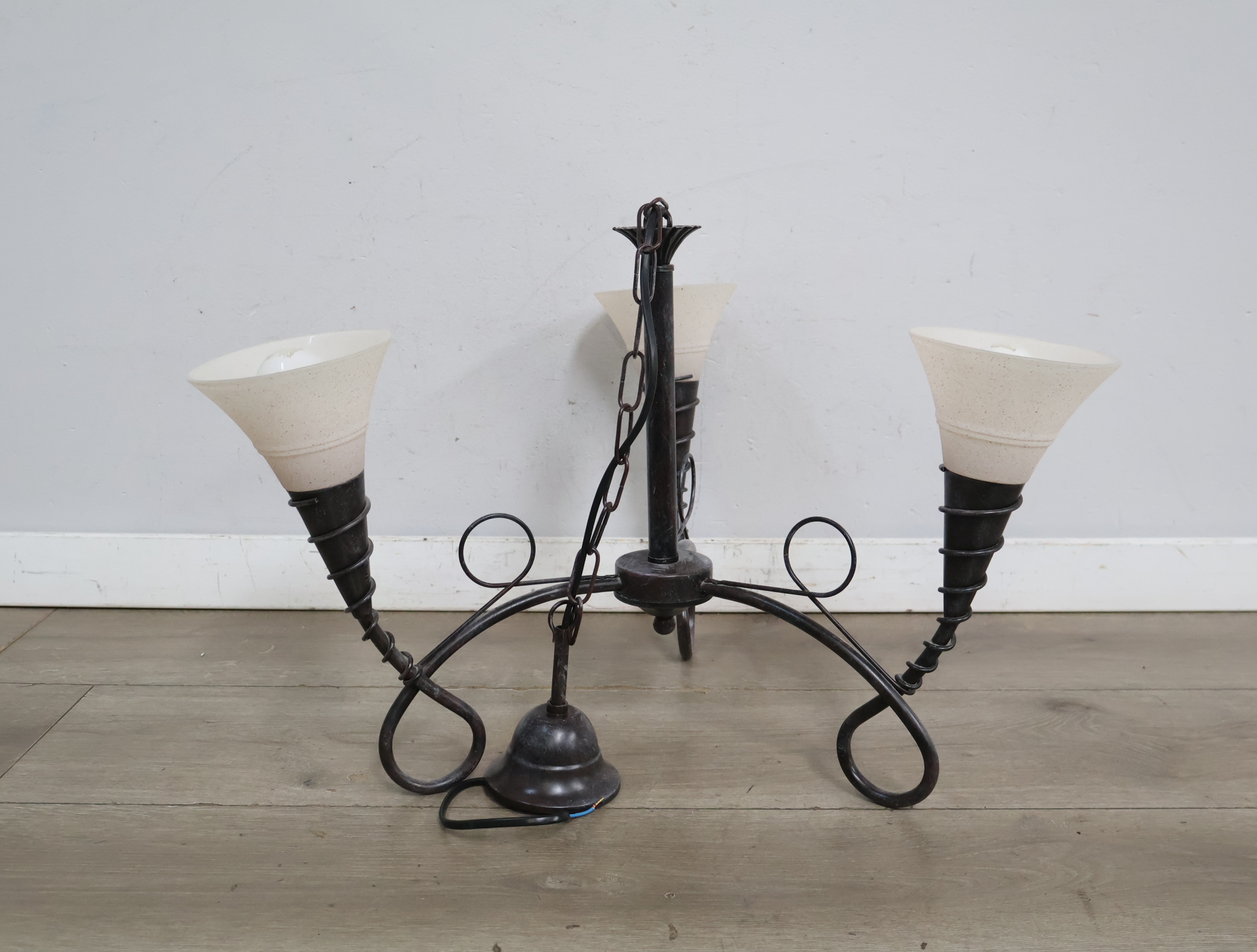 Driearmige hanglamp met glazen kap'' – foto 3 – kavel bij GSD Auctions, Zoeterwoude