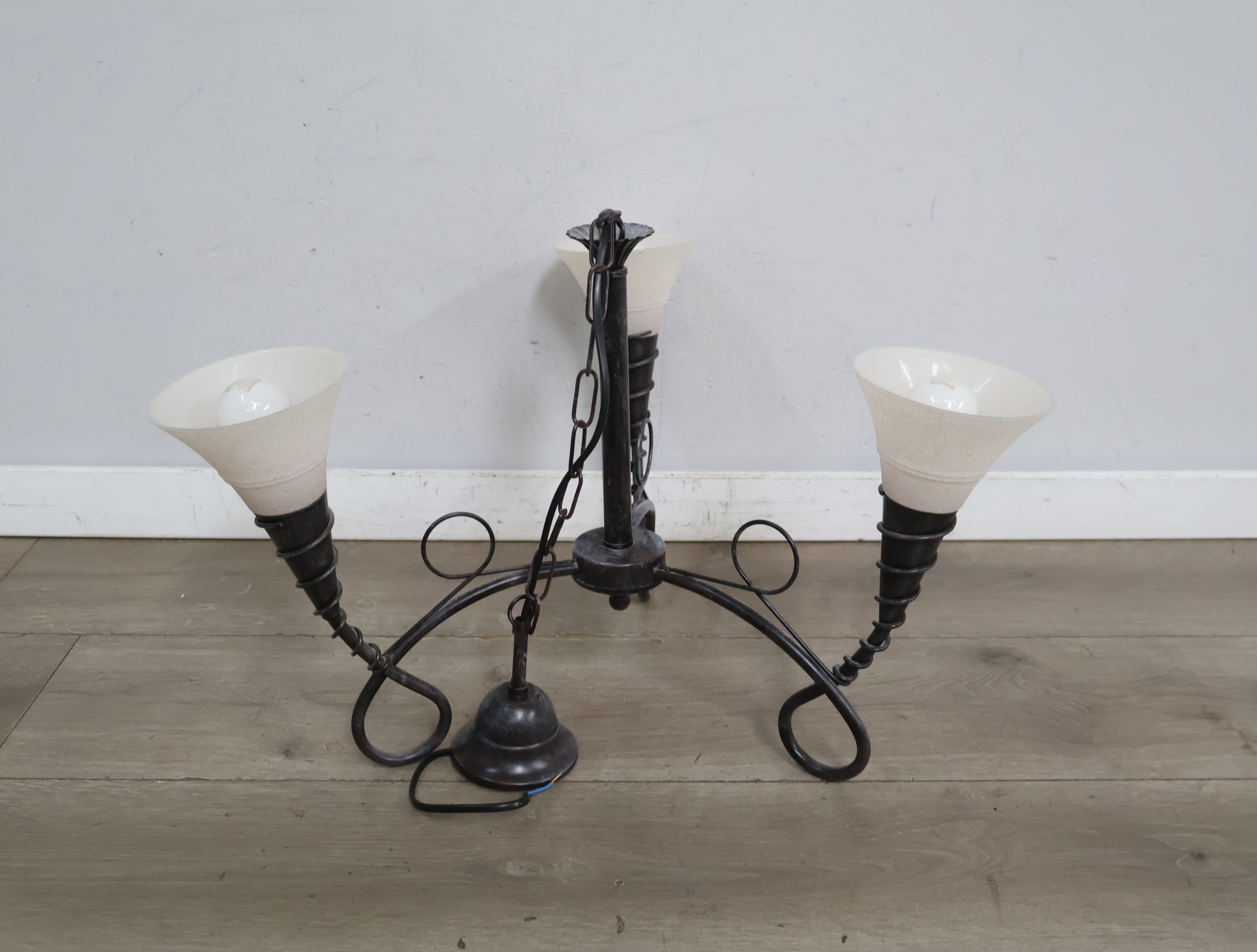 Driearmige hanglamp met glazen kap'' – foto 4 – kavel bij GSD Auctions, Zoeterwoude