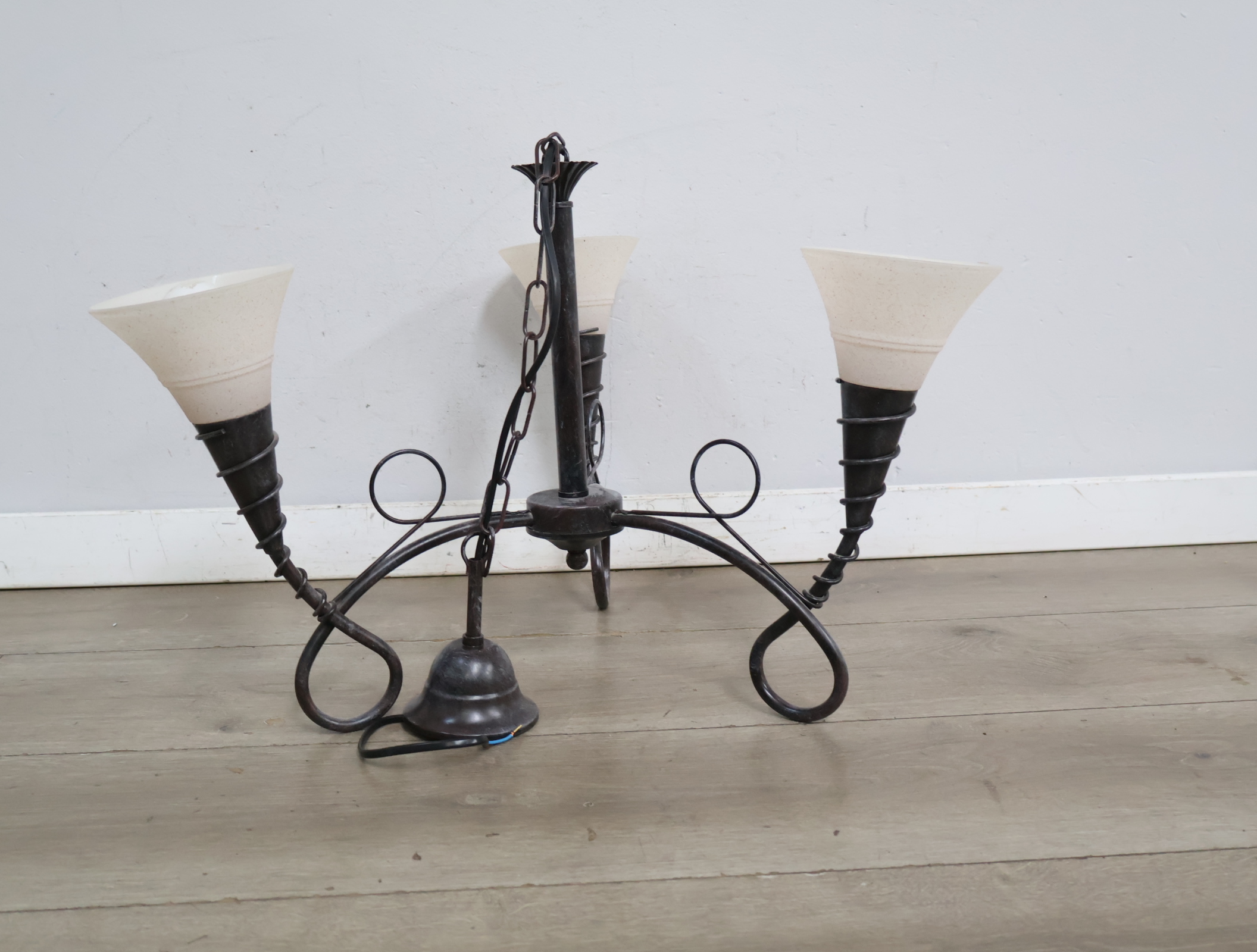 Driearmige hanglamp met glazen kap'' – foto 5 – kavel bij GSD Auctions, Zoeterwoude