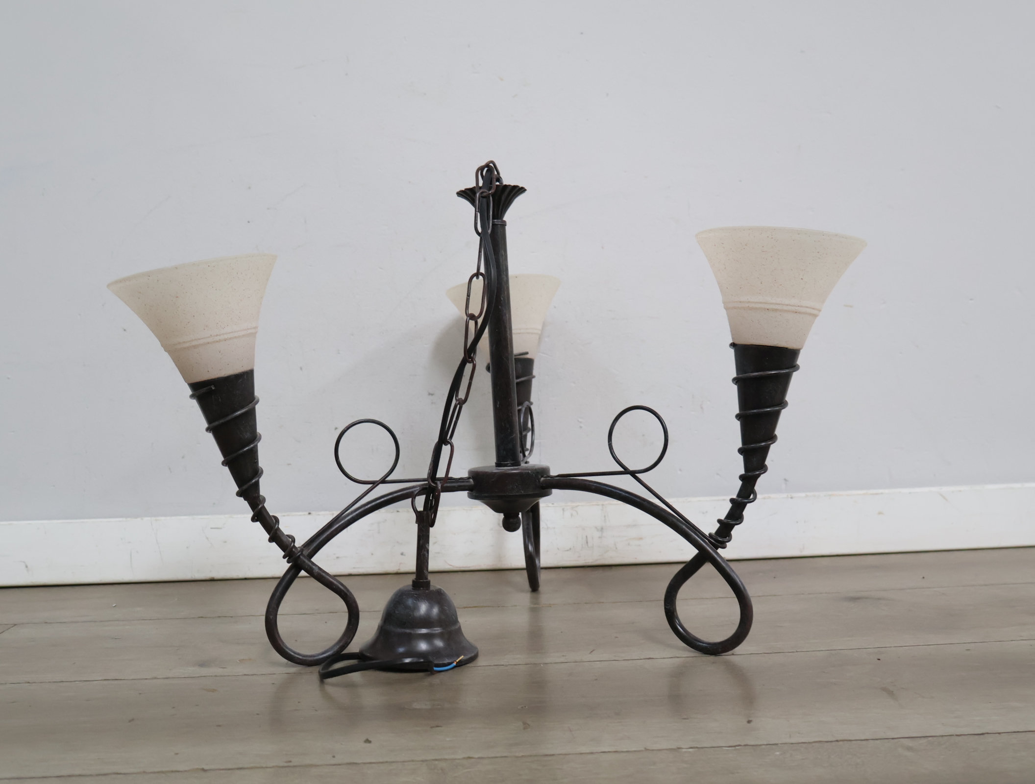 Driearmige hanglamp met glazen kap'' – foto 6 – kavel bij GSD Auctions, Zoeterwoude